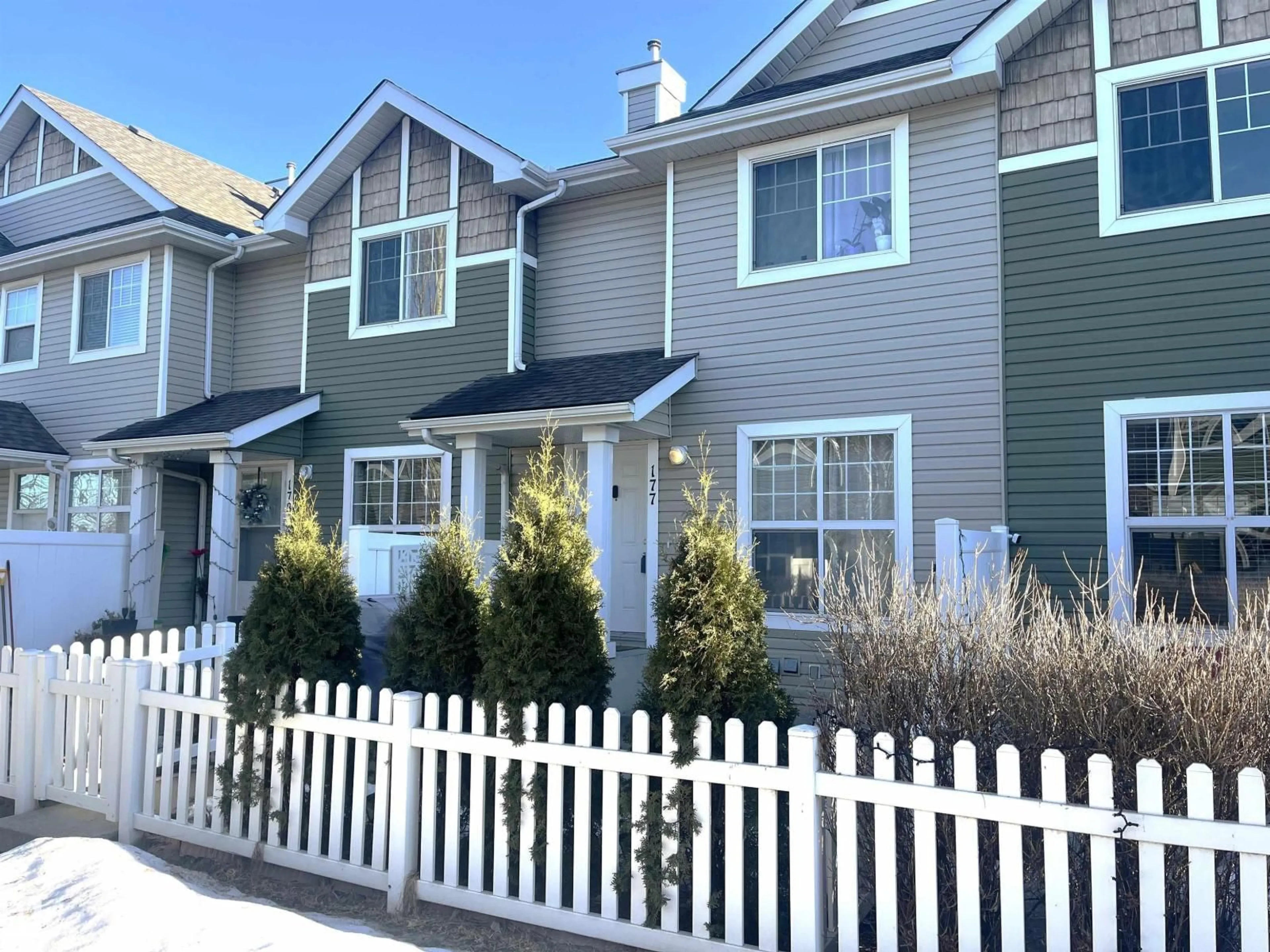 Home with vinyl exterior material, street for 5604 - 177 199 ST, Edmonton Alberta T6M2Z9