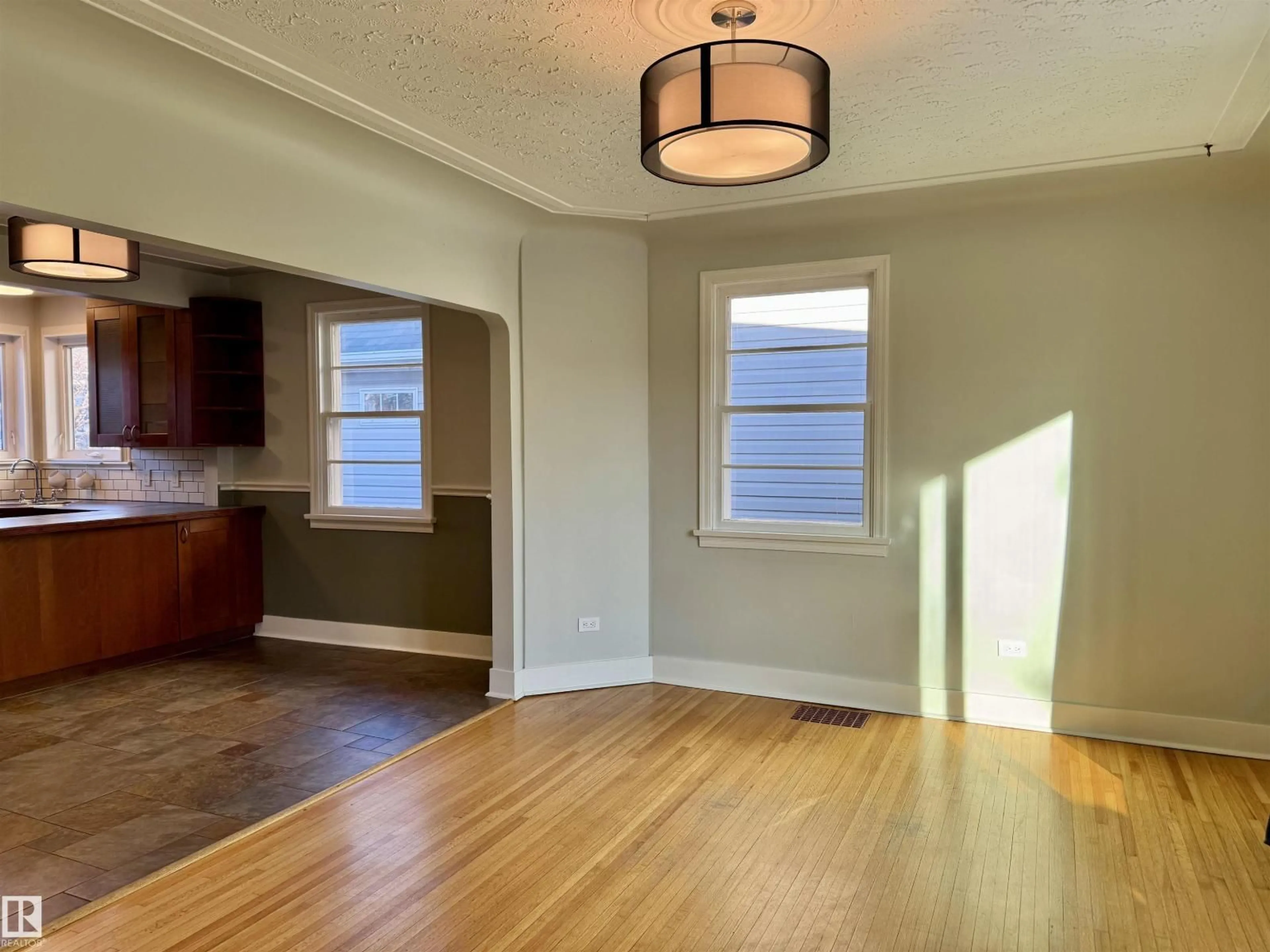 Unknown for 10944 71 AV, Edmonton Alberta T6G0A1