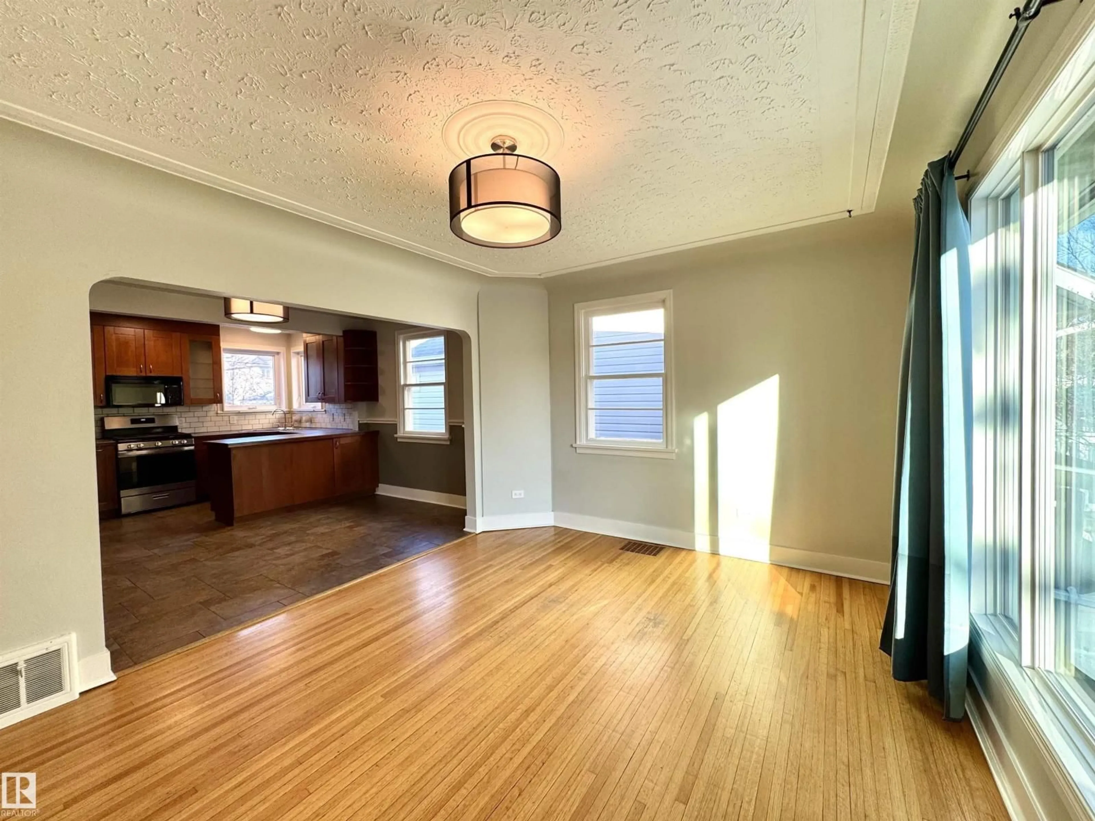 Unknown for 10944 71 AV, Edmonton Alberta T6G0A1