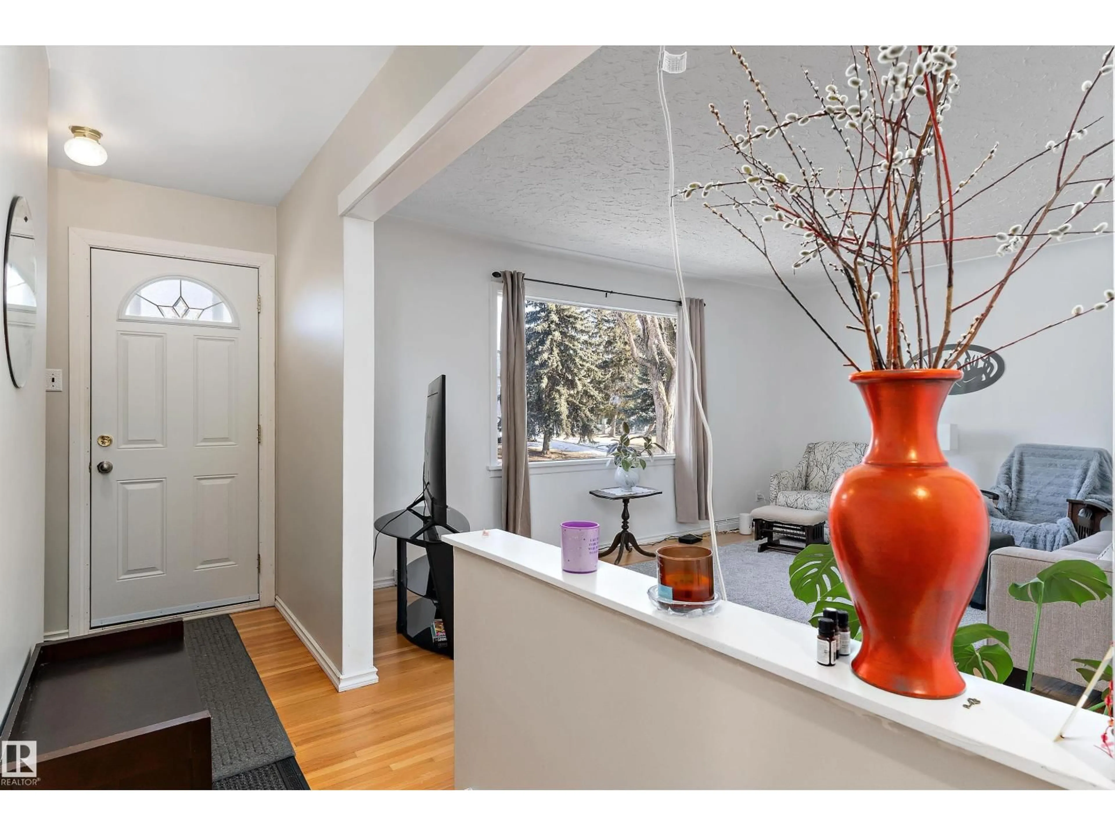 Indoor entryway for 9431 65 AV, Edmonton Alberta T6E0K1