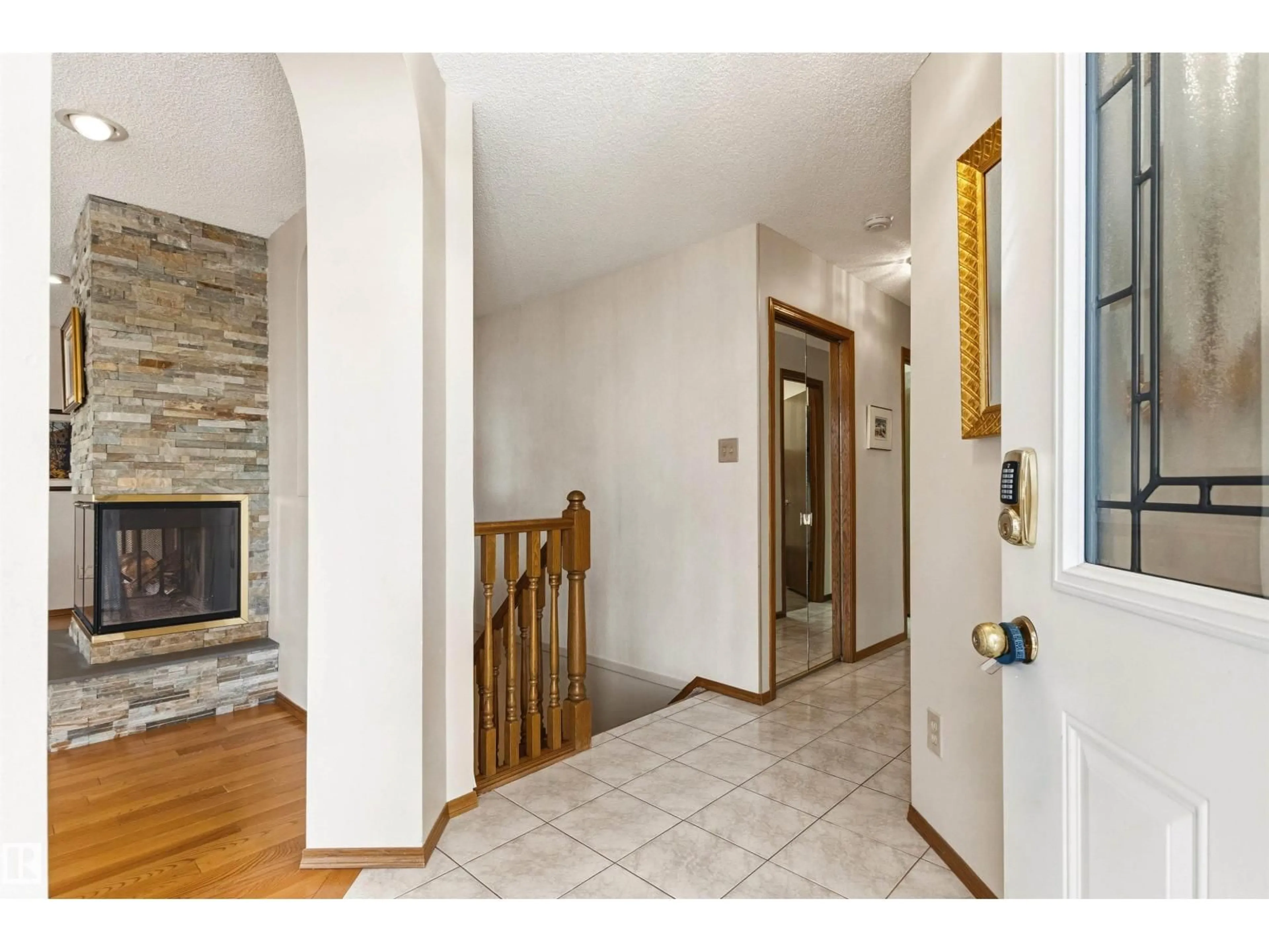 Indoor entryway for 108 IRONWOOD PL, Edmonton Alberta T6J6R4