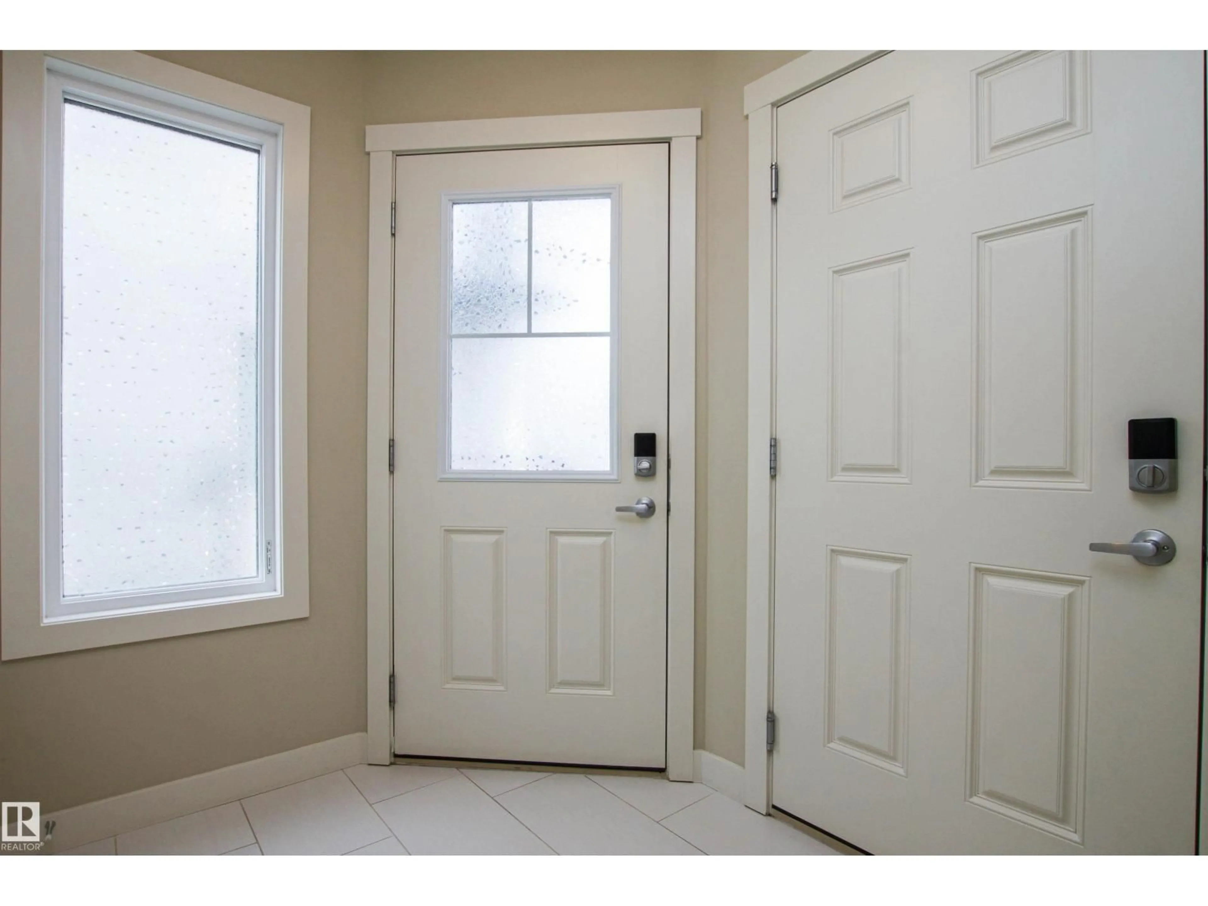 Indoor entryway for 129 ABBEY RD, Sherwood Park Alberta T8H0Z2