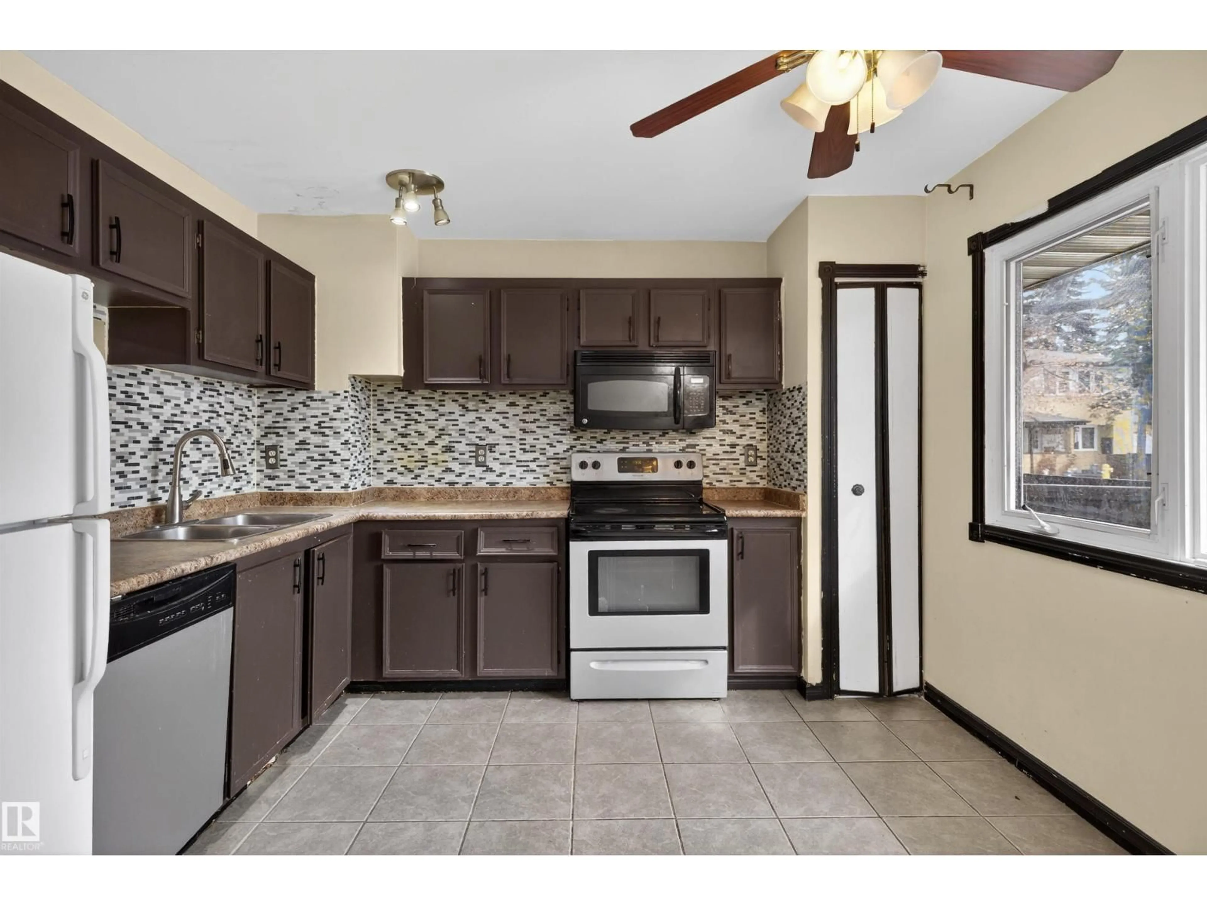 Standard kitchen, ceramic/tile floor for 3301 139 AV, Edmonton Alberta T5Y1T2