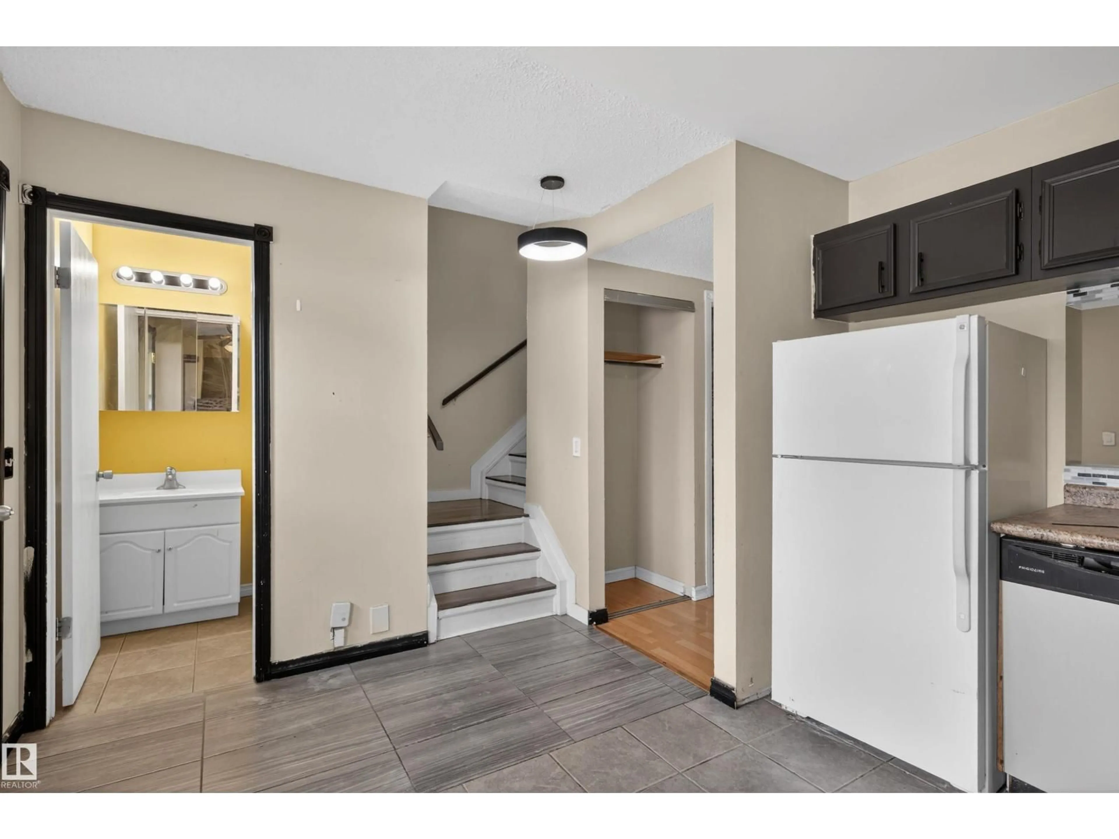 Indoor entryway for 3301 139 AV, Edmonton Alberta T5Y1T2