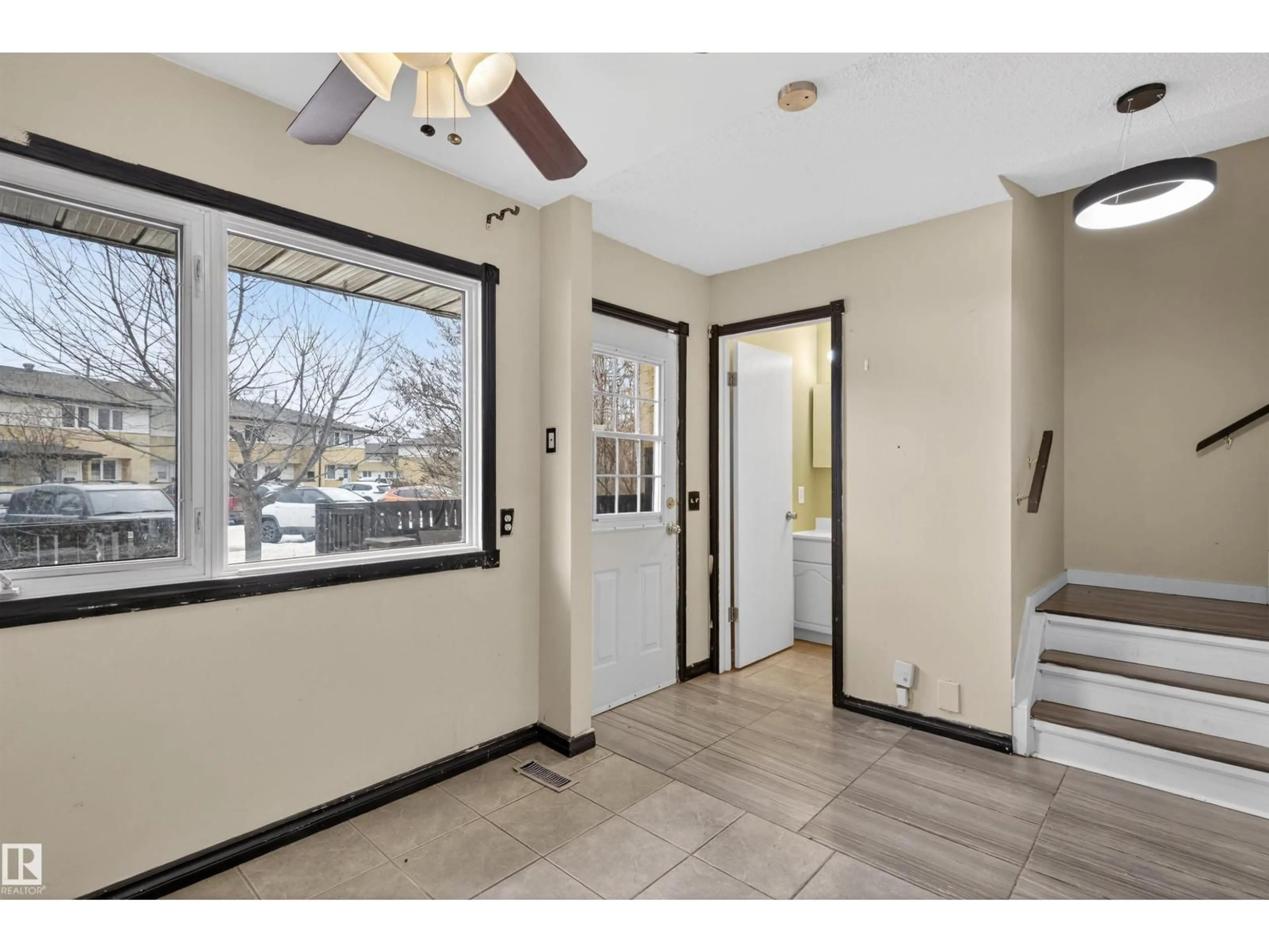 Indoor entryway for 3301 139 AV, Edmonton Alberta T5Y1T2