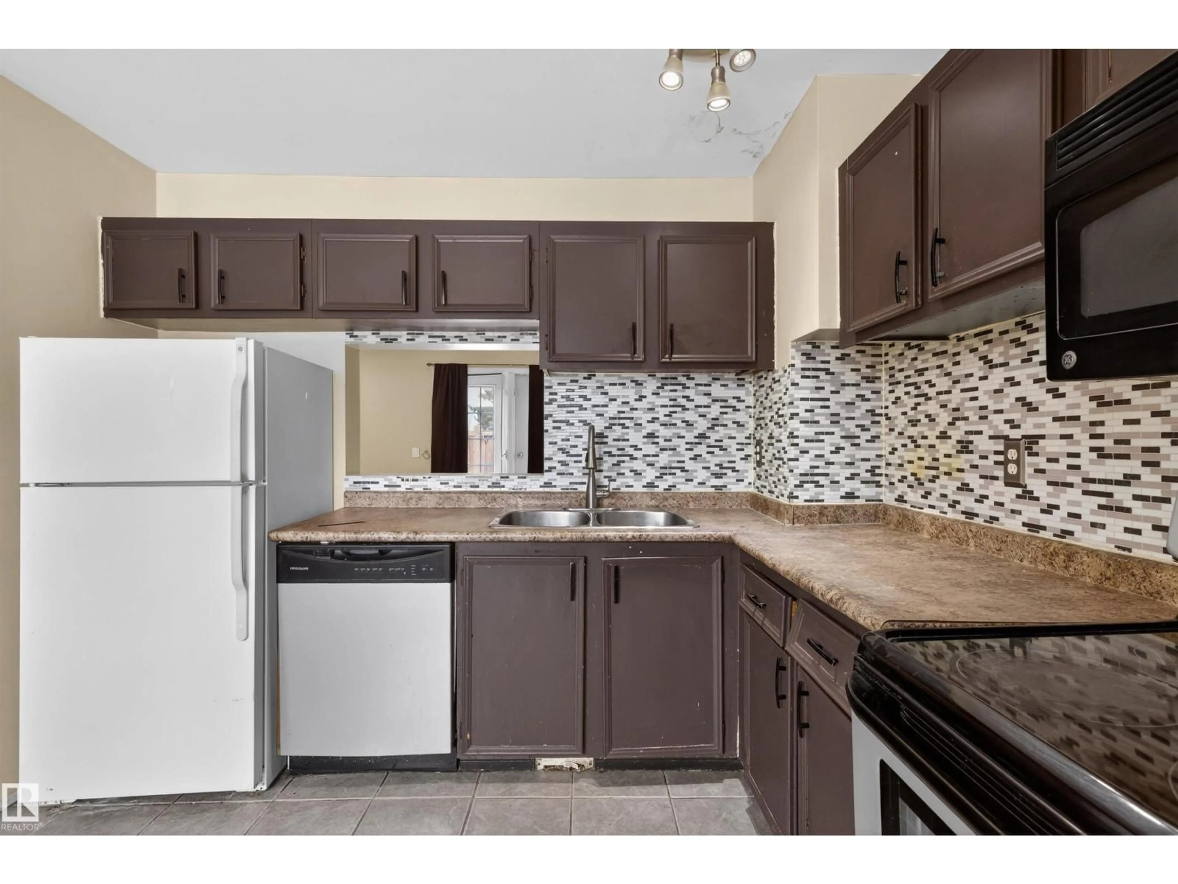 Standard kitchen, unknown for 3301 139 AV, Edmonton Alberta T5Y1T2