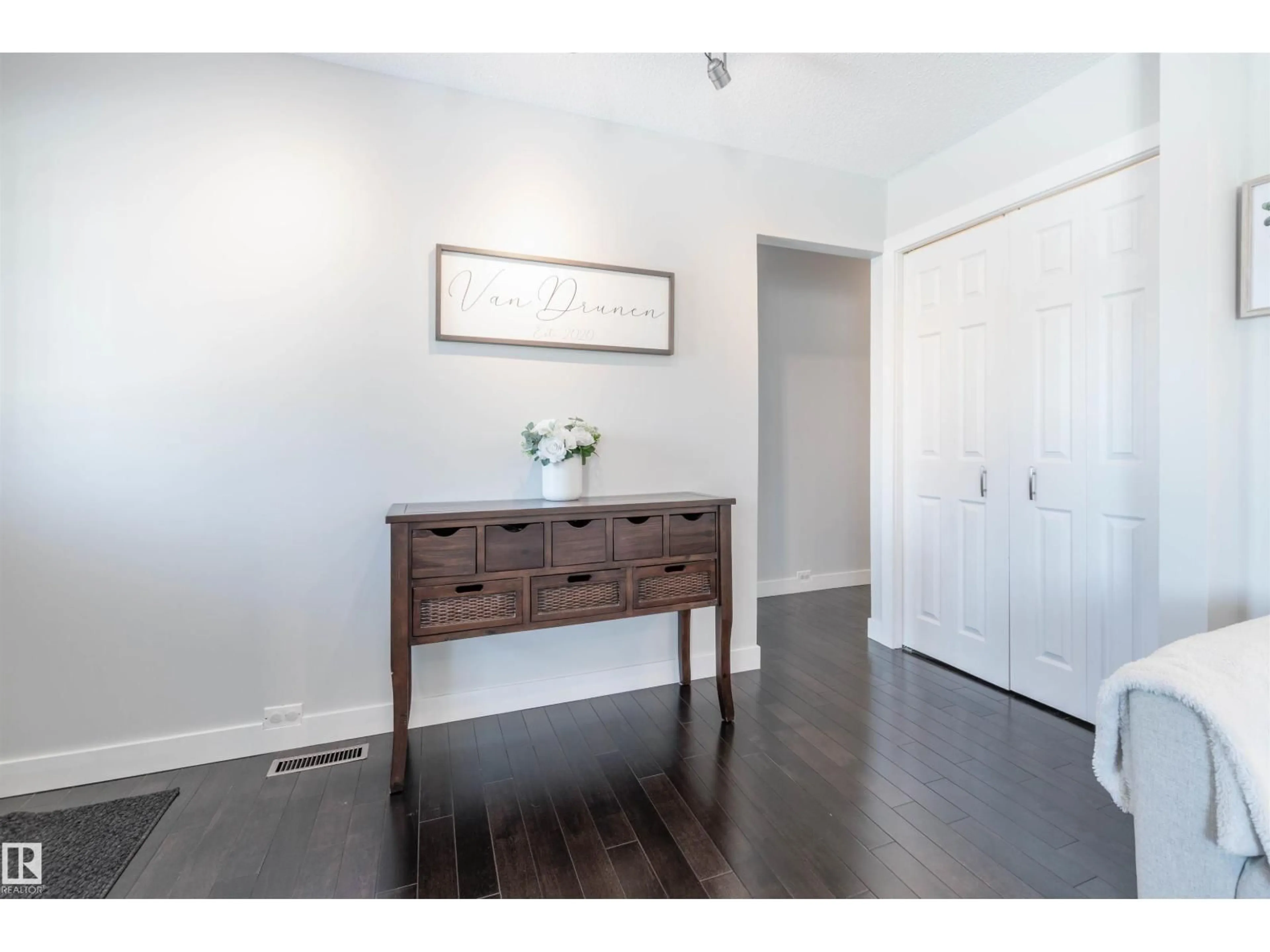 Indoor entryway for 1058 MOYER DR, Sherwood Park Alberta T8A1E6