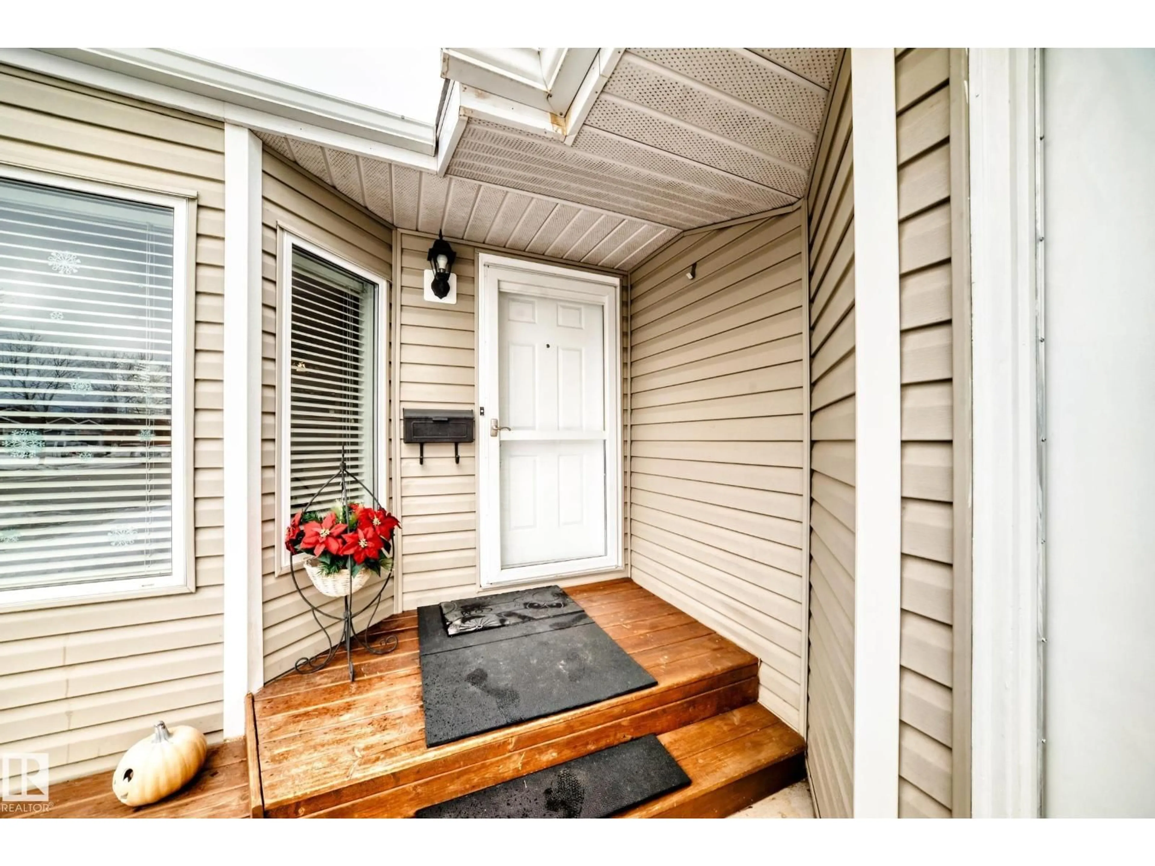 Indoor entryway for 13 DONAHUE CL, St. Albert Alberta T8N5N7