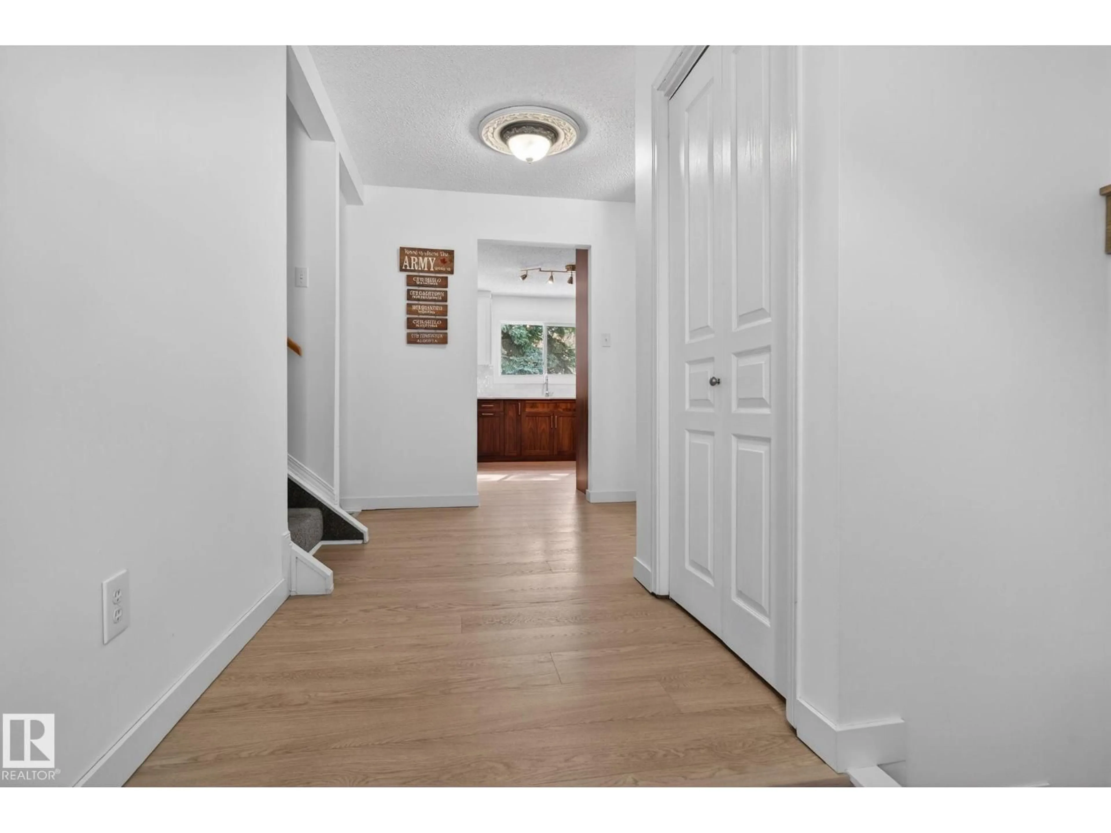 Indoor entryway for 10 BEAVERBROOK CR, St. Albert Alberta T8N2K8