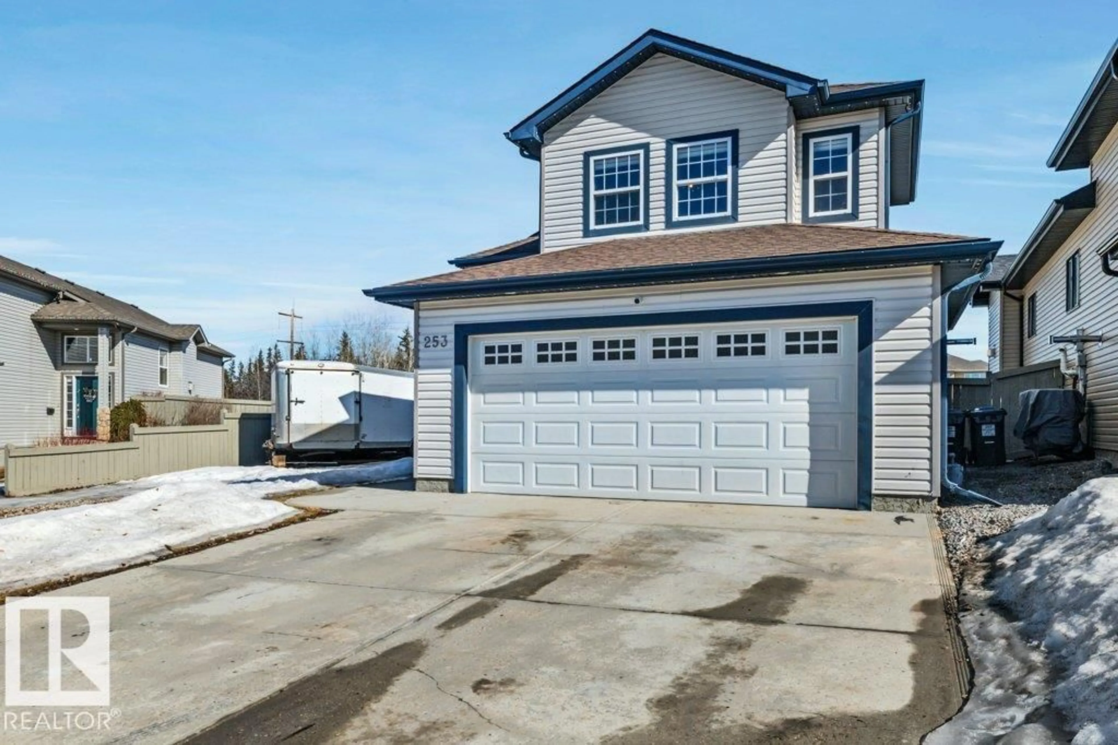 Indoor garage for 253 BIRCHWOOD DR, Devon Alberta T9G2H9