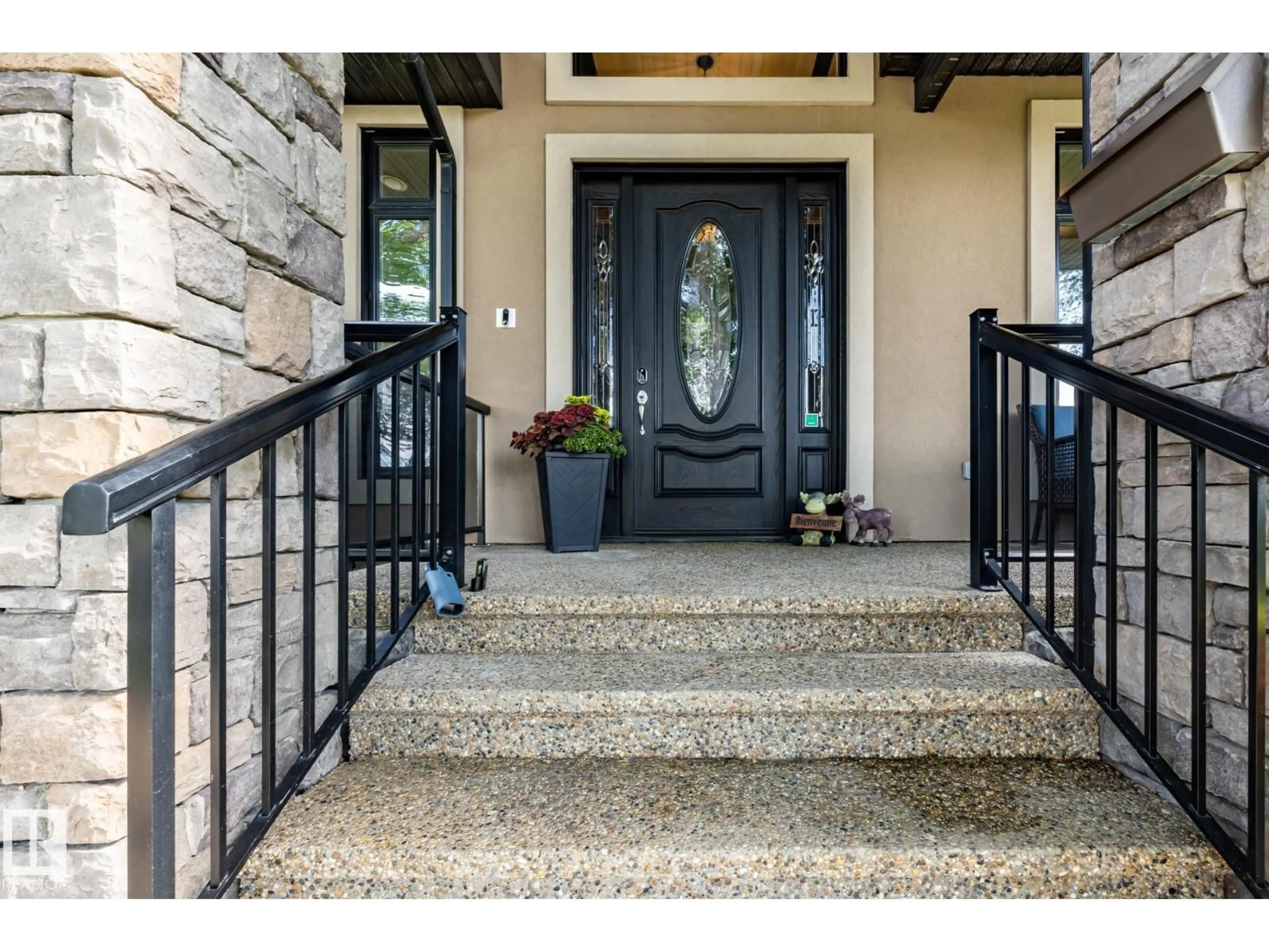 Indoor entryway for 7620 98A AV, Edmonton Alberta T6A0C5
