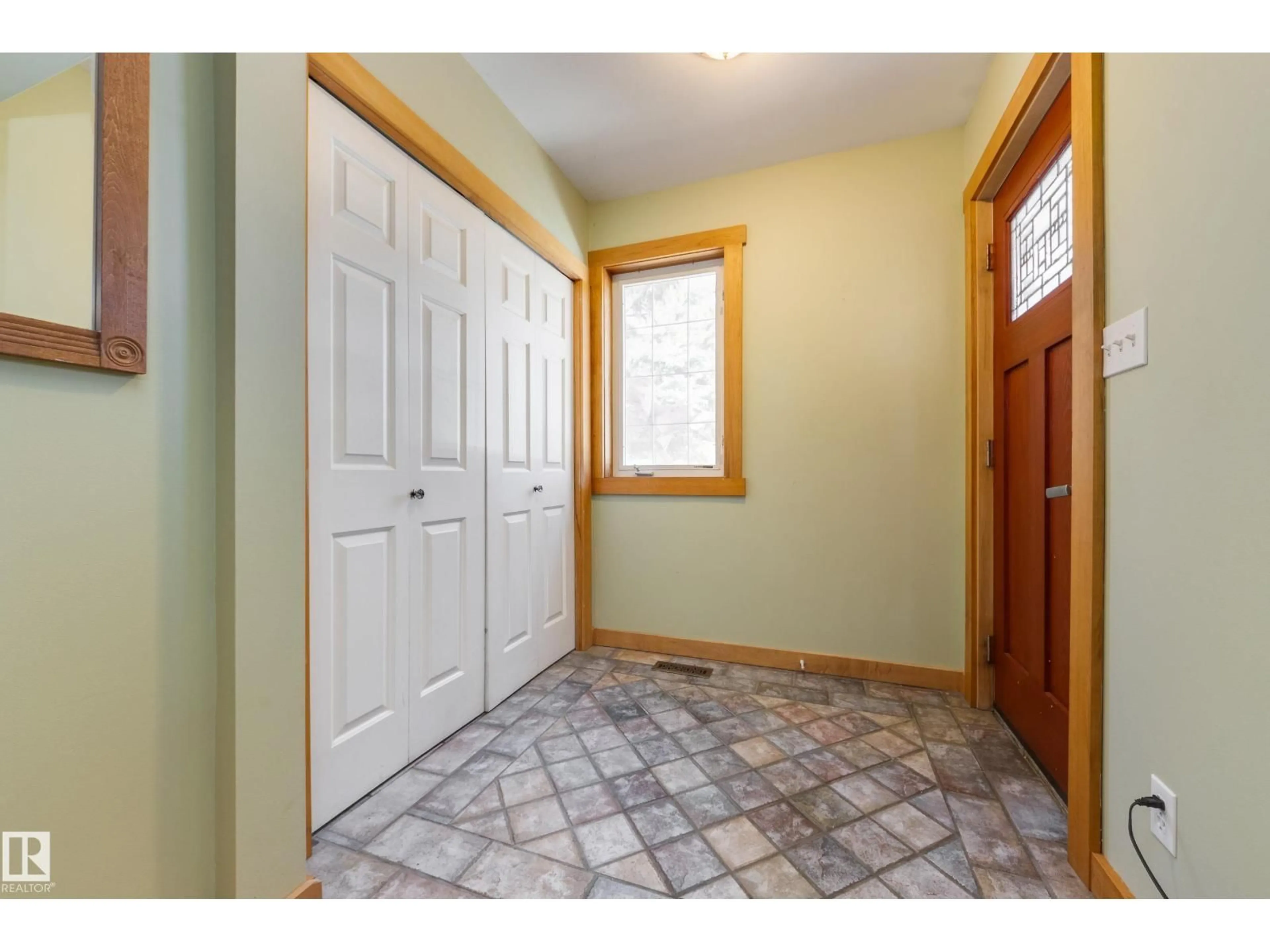 Indoor entryway for 6310 112 ST, Edmonton Alberta T6H3J6