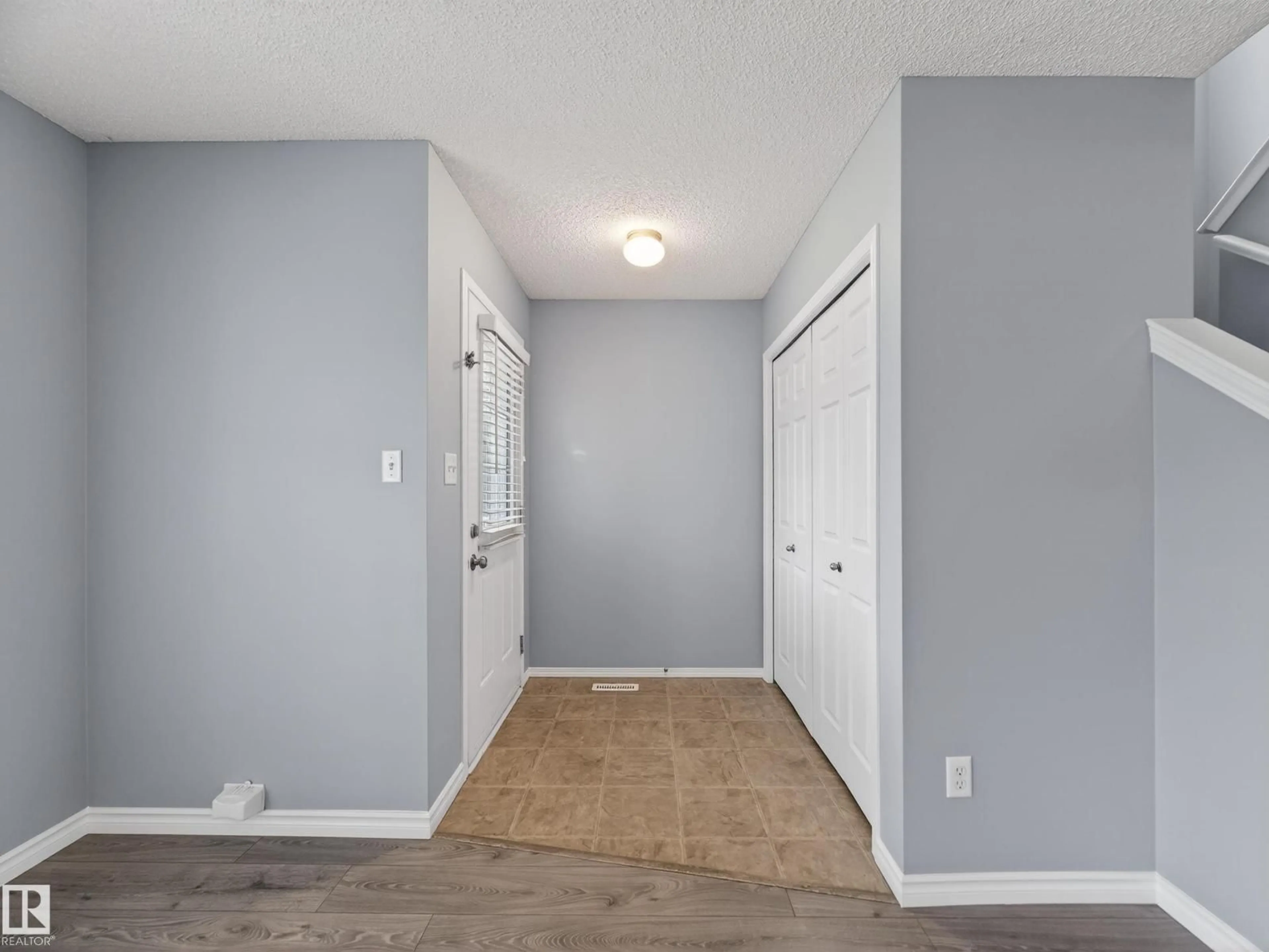 Indoor entryway for SW SW - 11919 18 AV, Edmonton Alberta T6W1W3