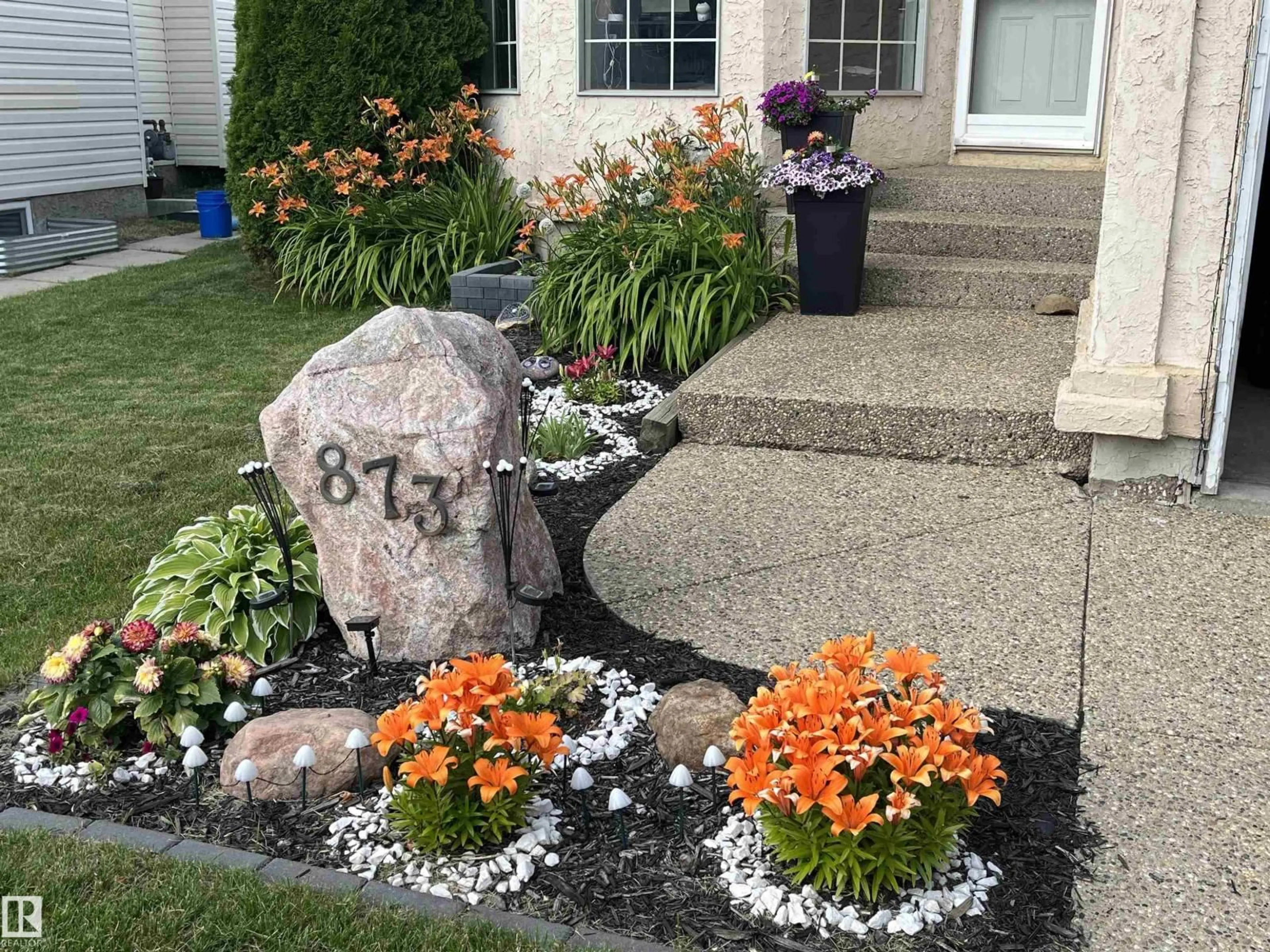 Patio, street for 873 RYAN PL, Edmonton Alberta T6R2K3