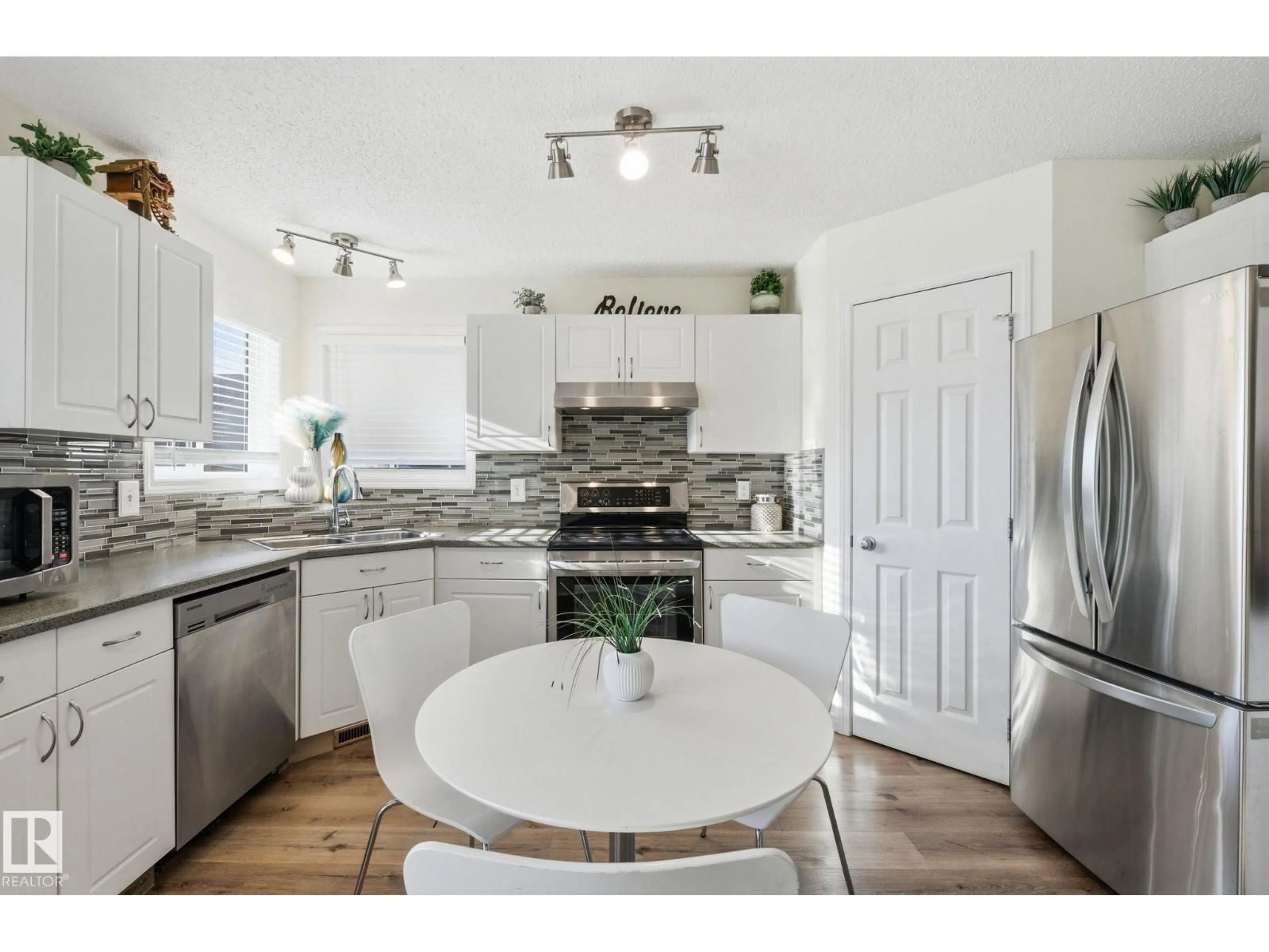 Open concept kitchen, ceramic/tile floor for 7032 SOUTH TERWILLEGAR DR, Edmonton Alberta T6R3V7