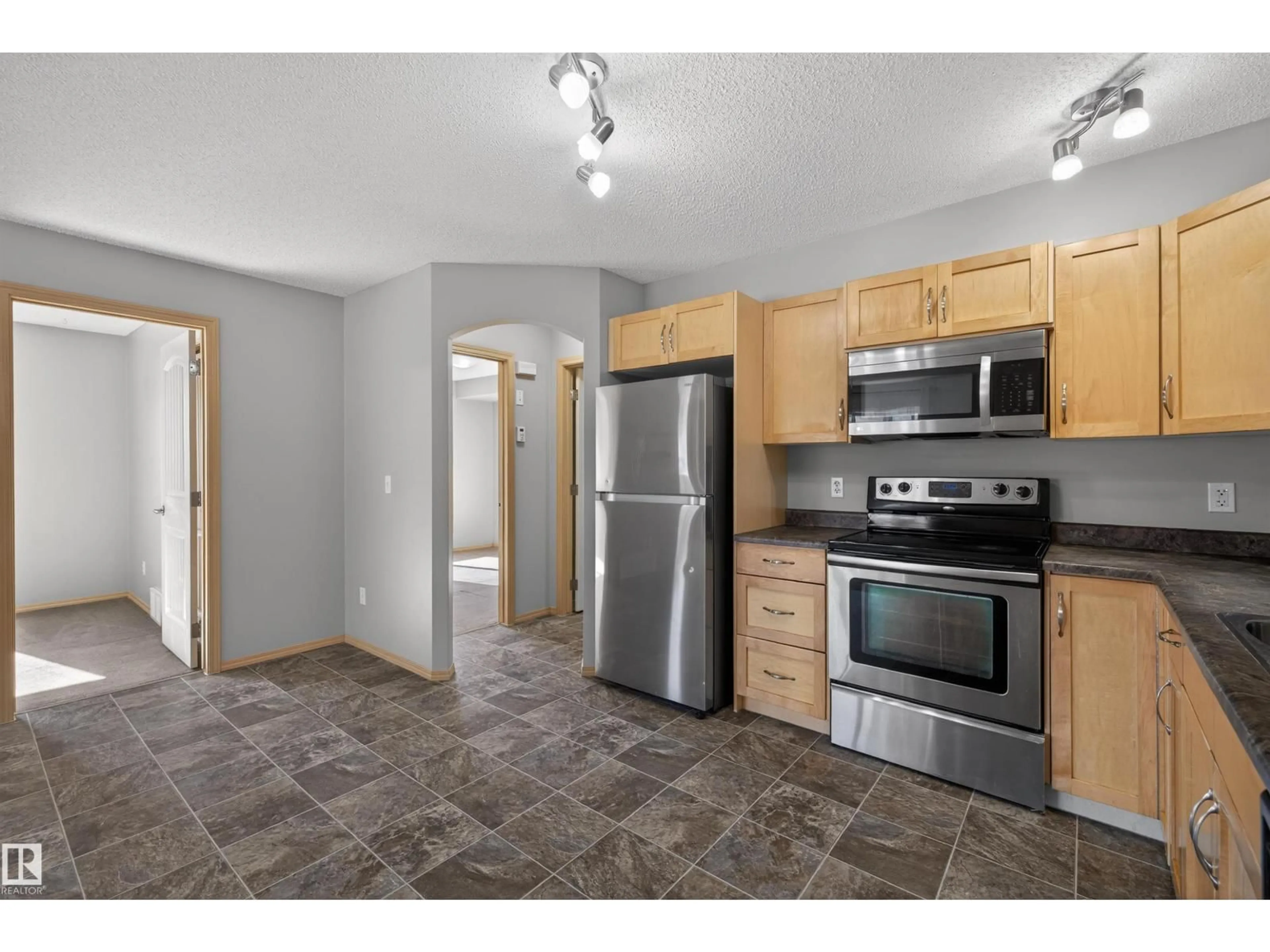 Standard kitchen, unknown for 16 604 62 ST SW, Edmonton Alberta T6X0K4