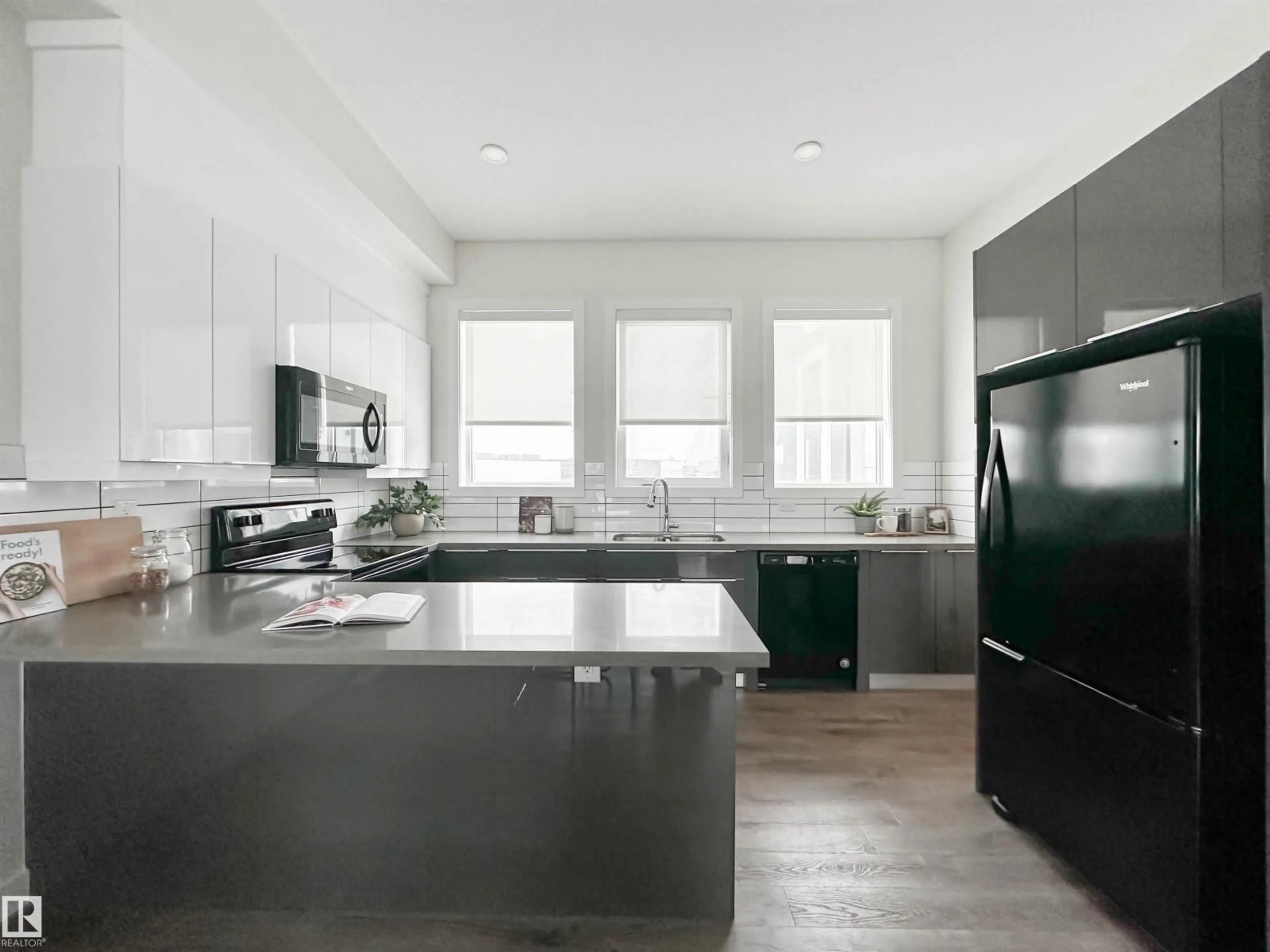 Contemporary kitchen, unknown for 5 - 130 ELEMENT DR, St. Albert Alberta T8N7X2