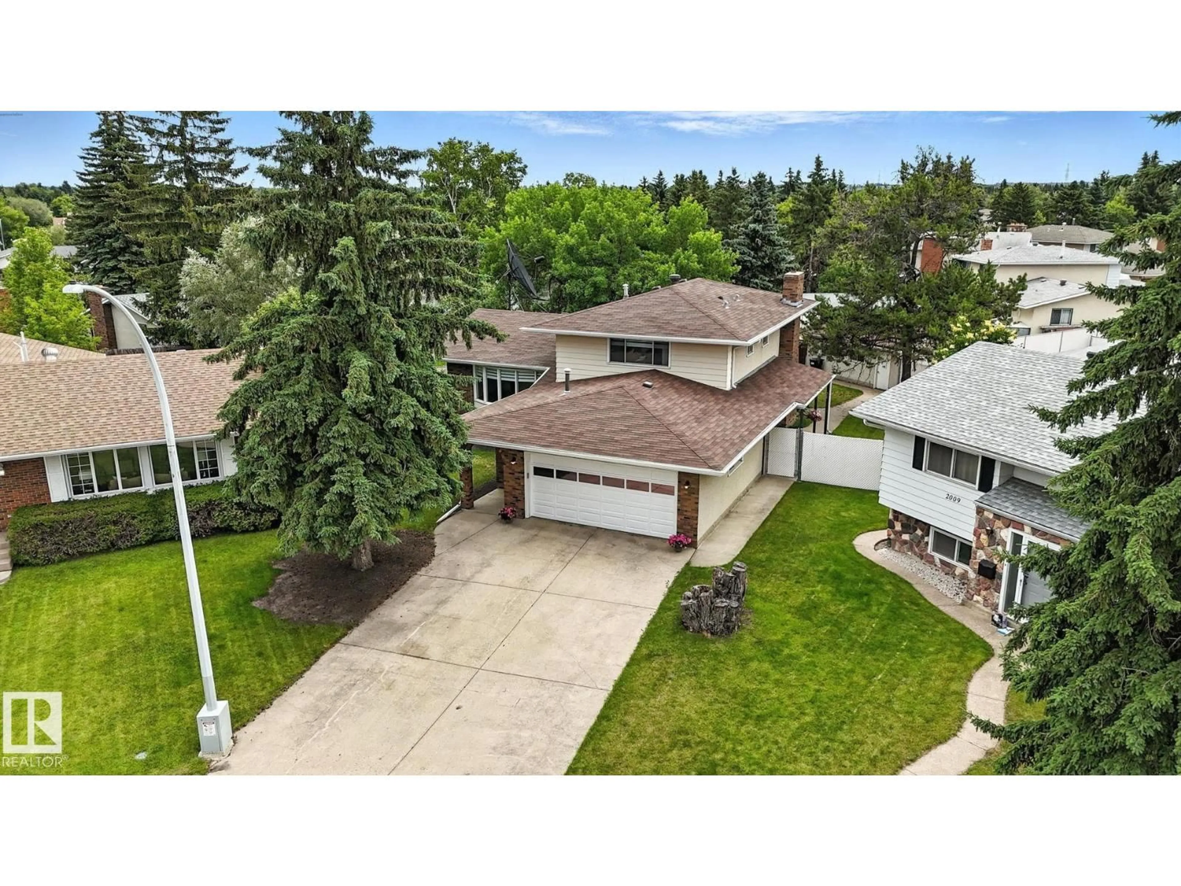 A pic from outside/outdoor area/front of a property/back of a property/a pic from drone, street for 2011 89 ST, Edmonton Alberta T6K2A2