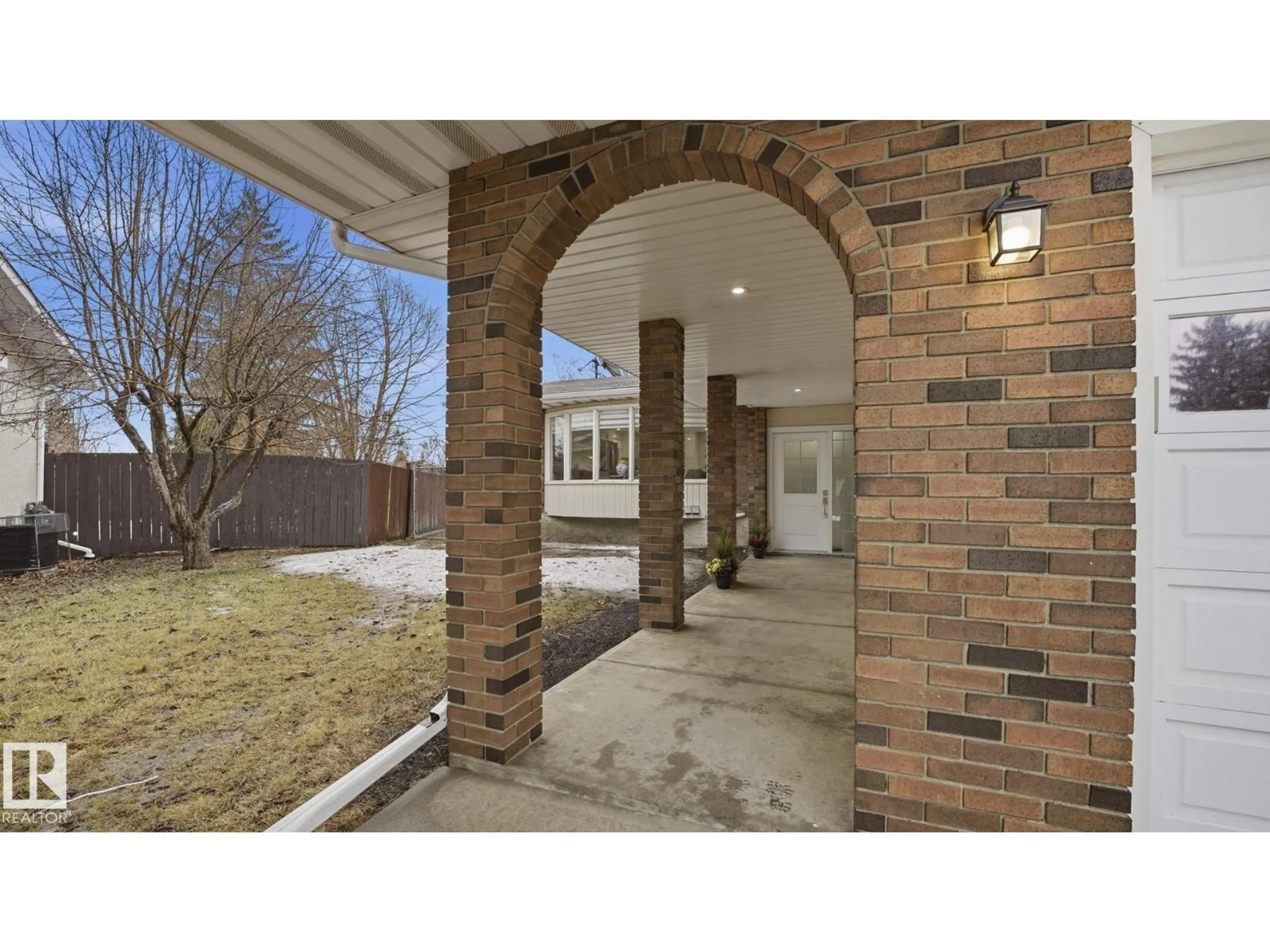 Indoor entryway for 2011 89 ST, Edmonton Alberta T6K2A2