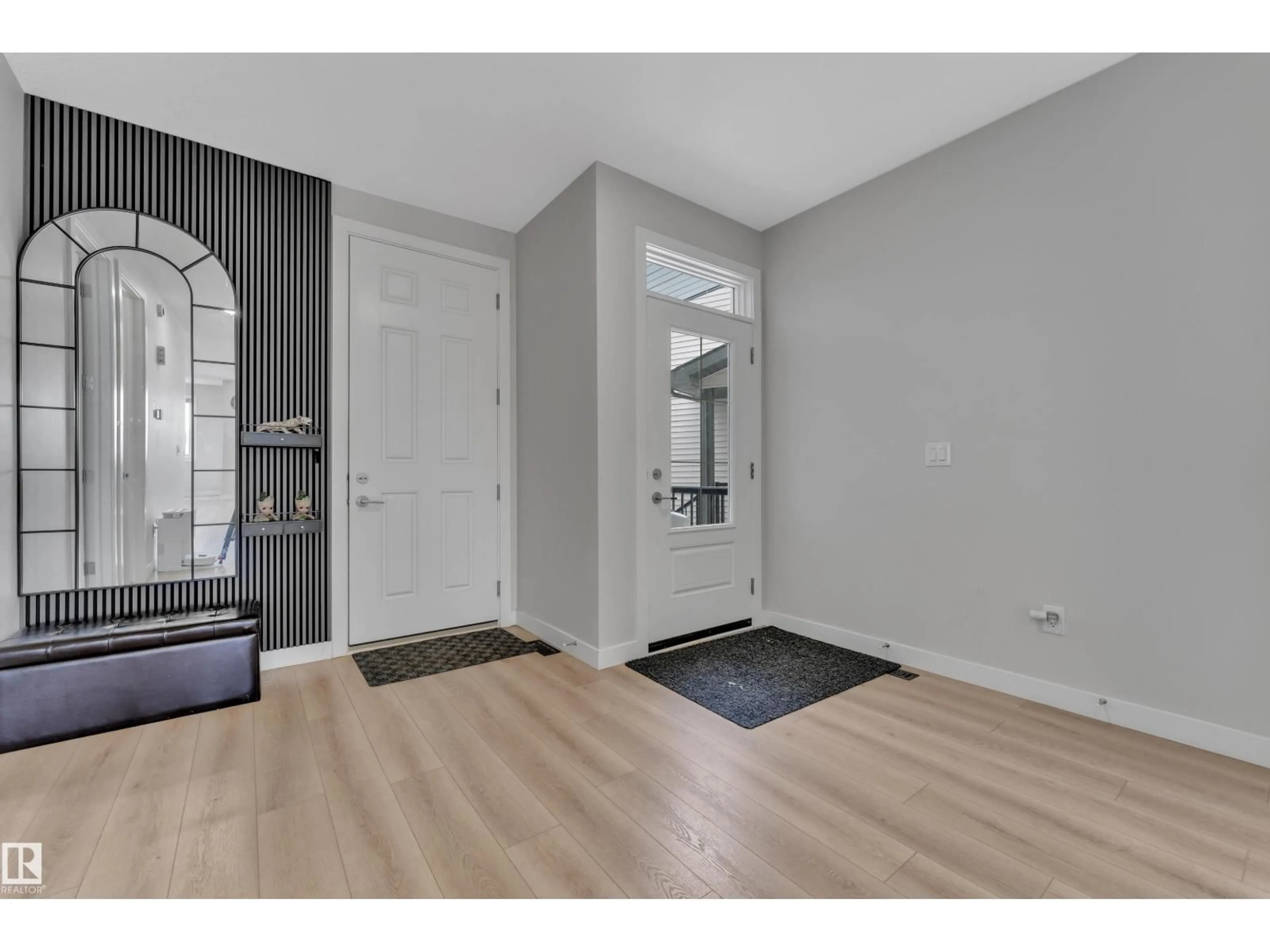 Indoor entryway for 3003 4 ST, Edmonton Alberta T6T2V6