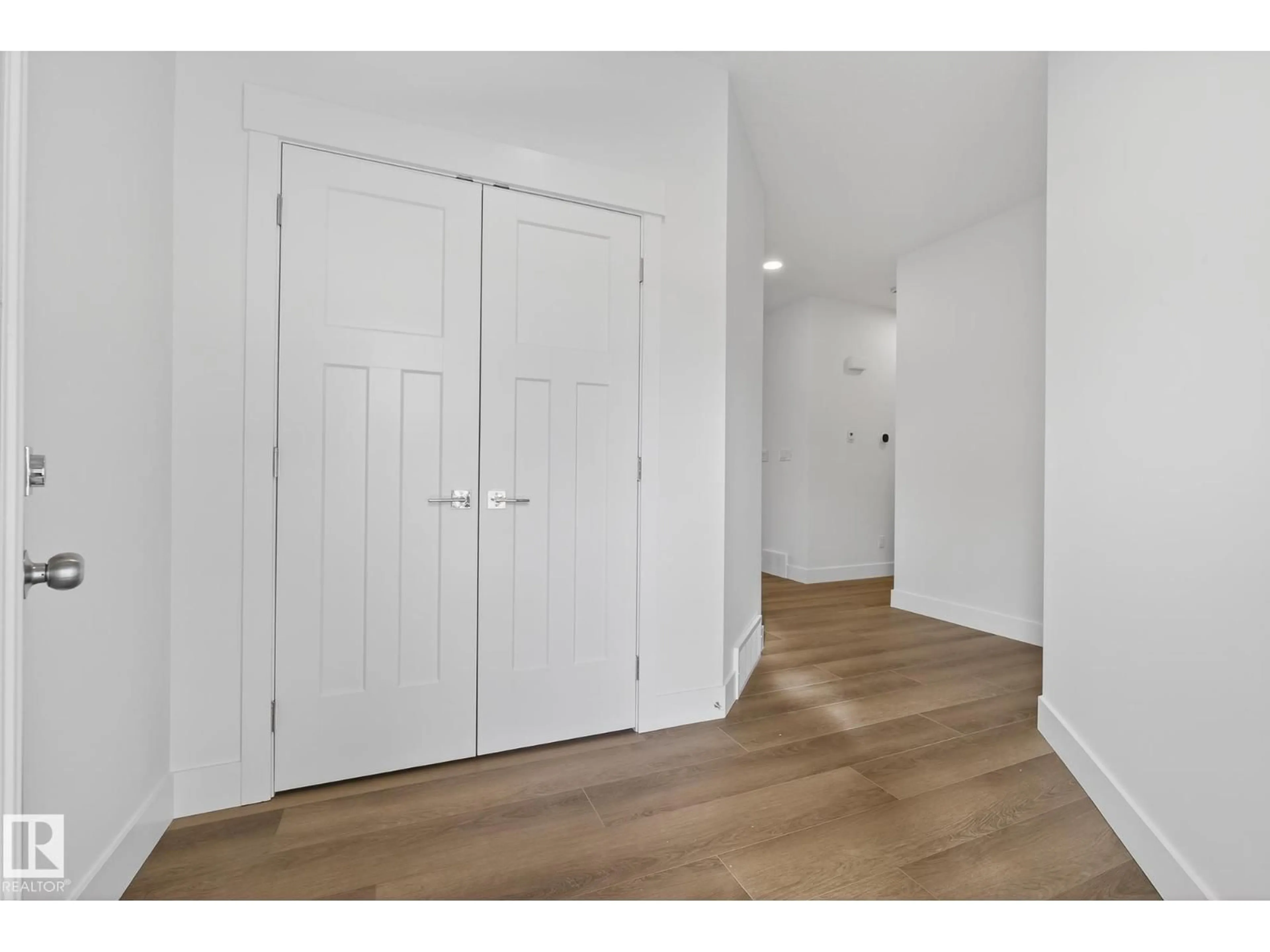 Indoor entryway for 7091 KIVIAQ CR, Edmonton Alberta T6W5N7