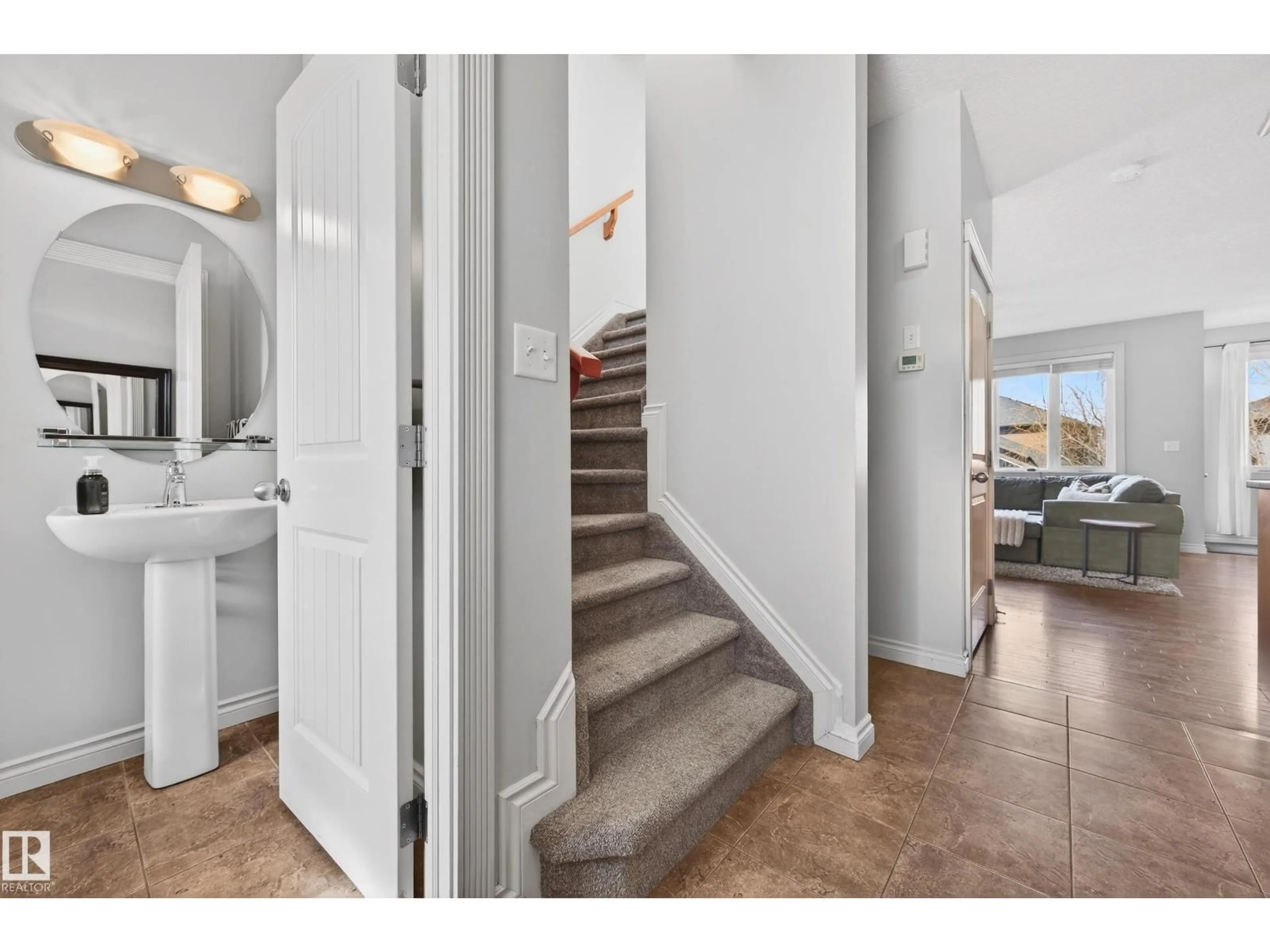 Indoor entryway for 6064 SUNBROOK LD, Sherwood Park Alberta T8H0J6