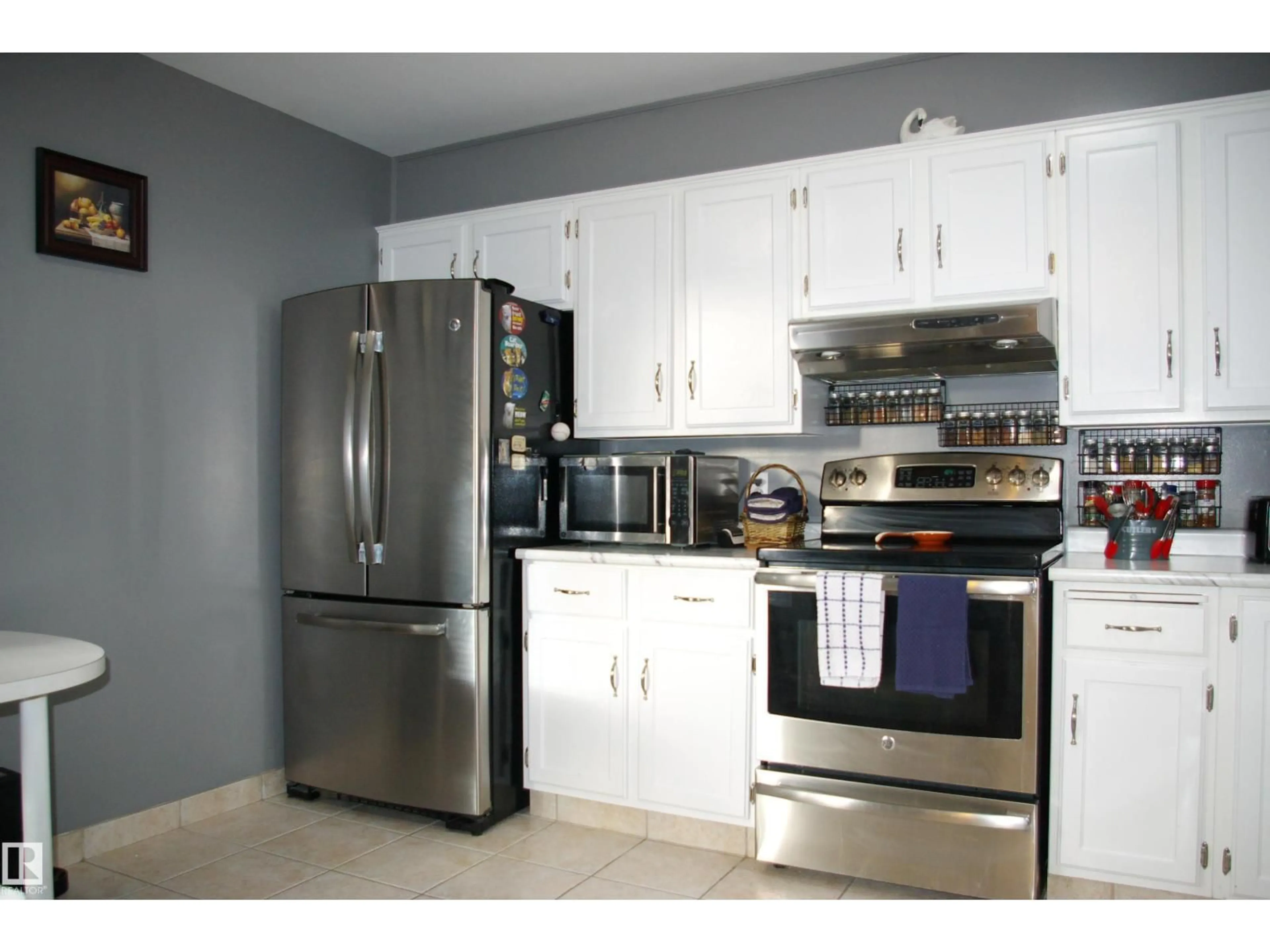 Standard kitchen, unknown for 208 LAKESIDE GR, St. Albert Alberta T8N3T3