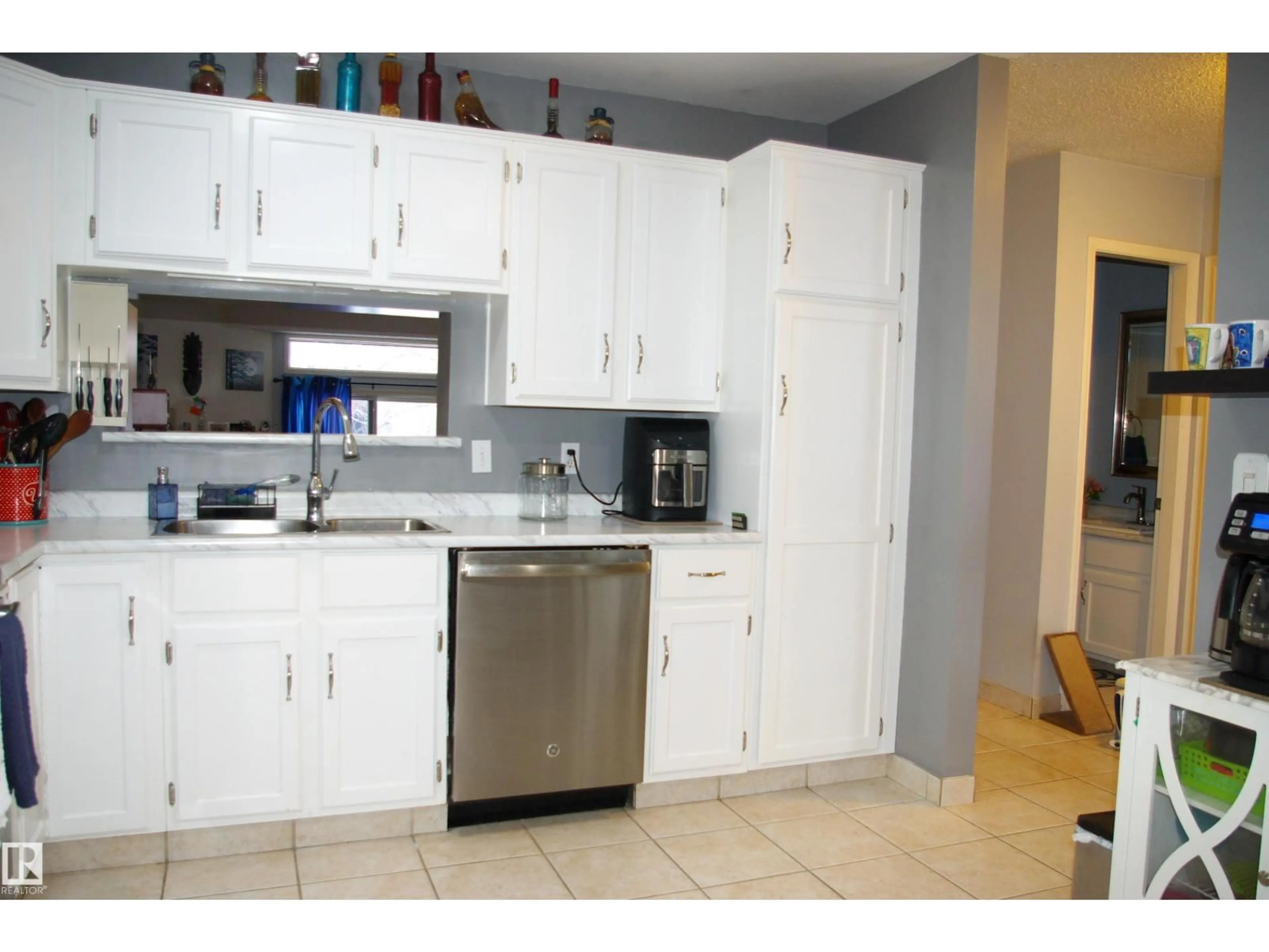 Standard kitchen, unknown for 208 LAKESIDE GR, St. Albert Alberta T8N3T3
