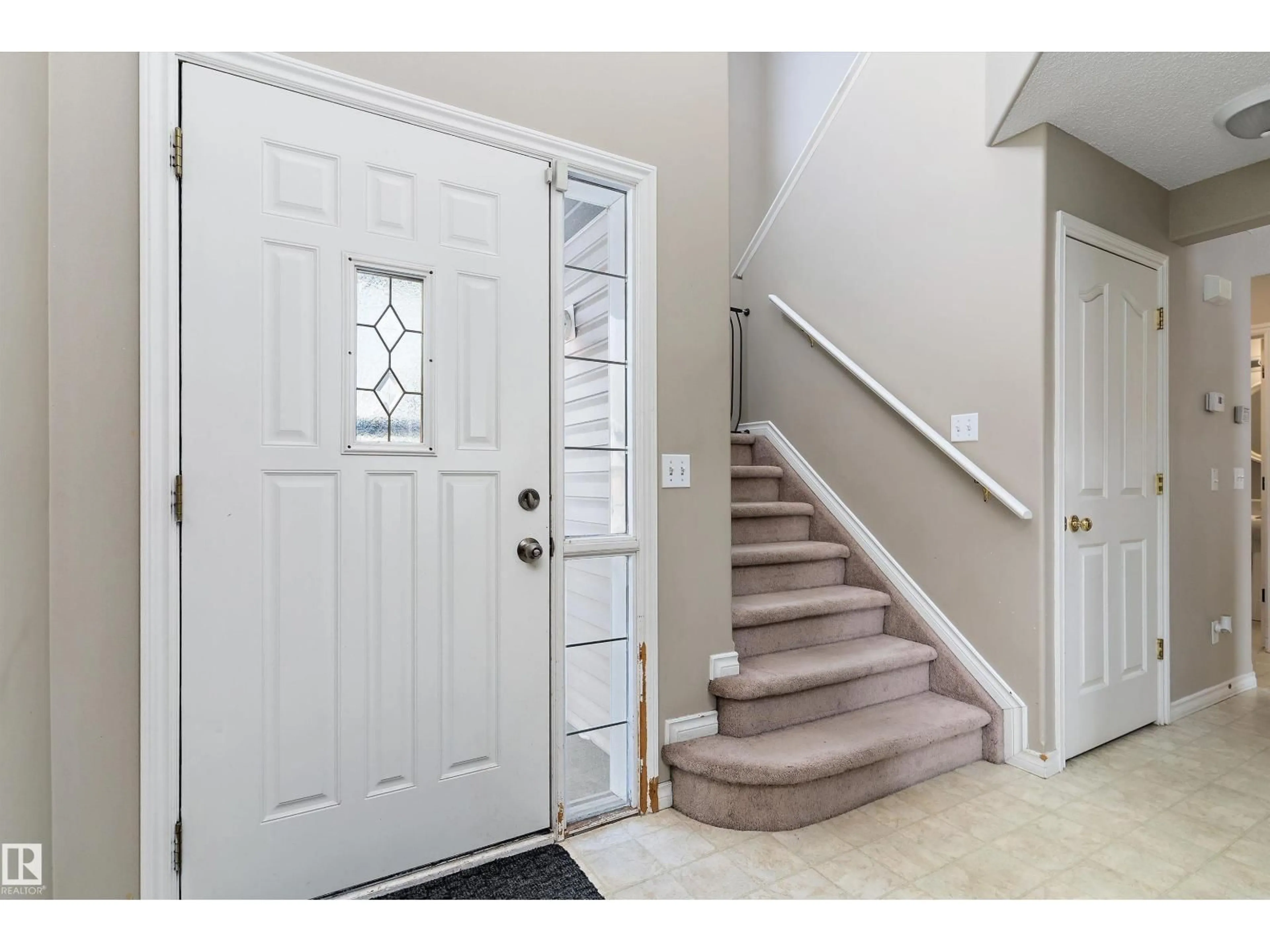 Indoor entryway for 3517 22 ST, Edmonton Alberta T6T1W2