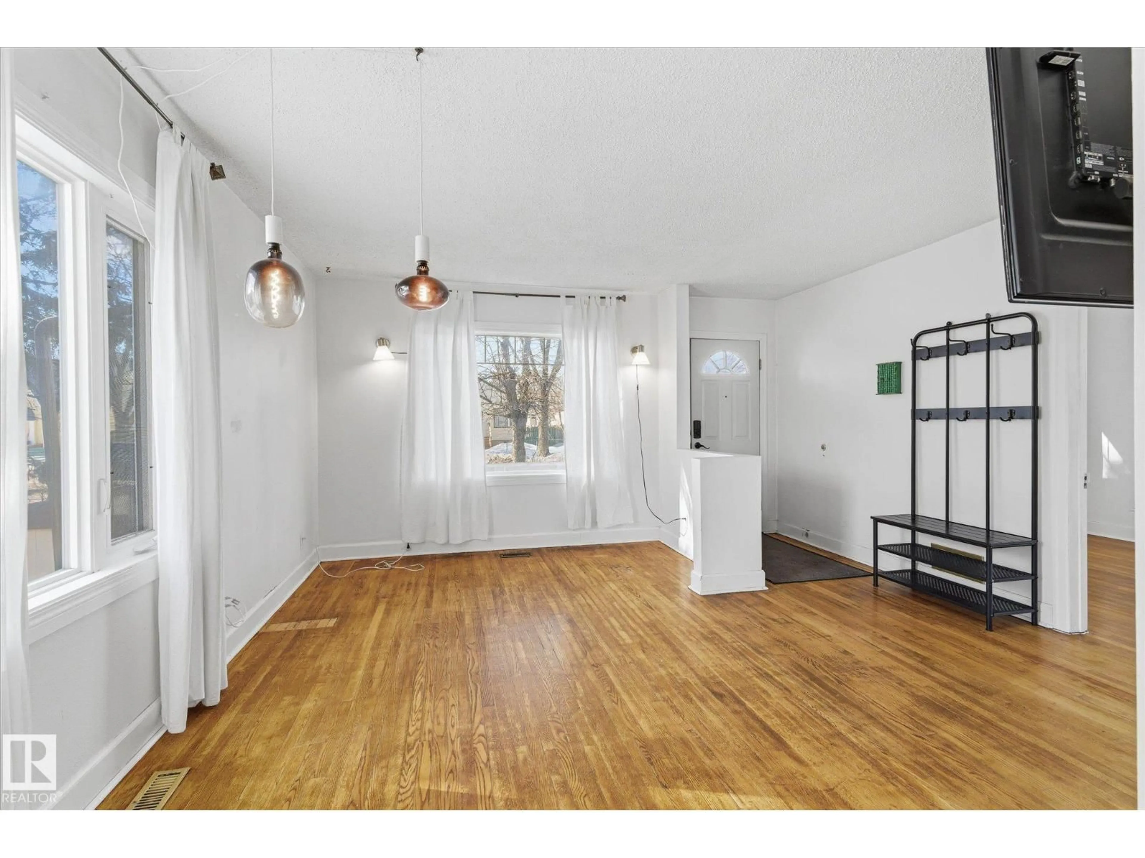 A pic of a room for 12821 122 ST, Edmonton Alberta T5L0E6