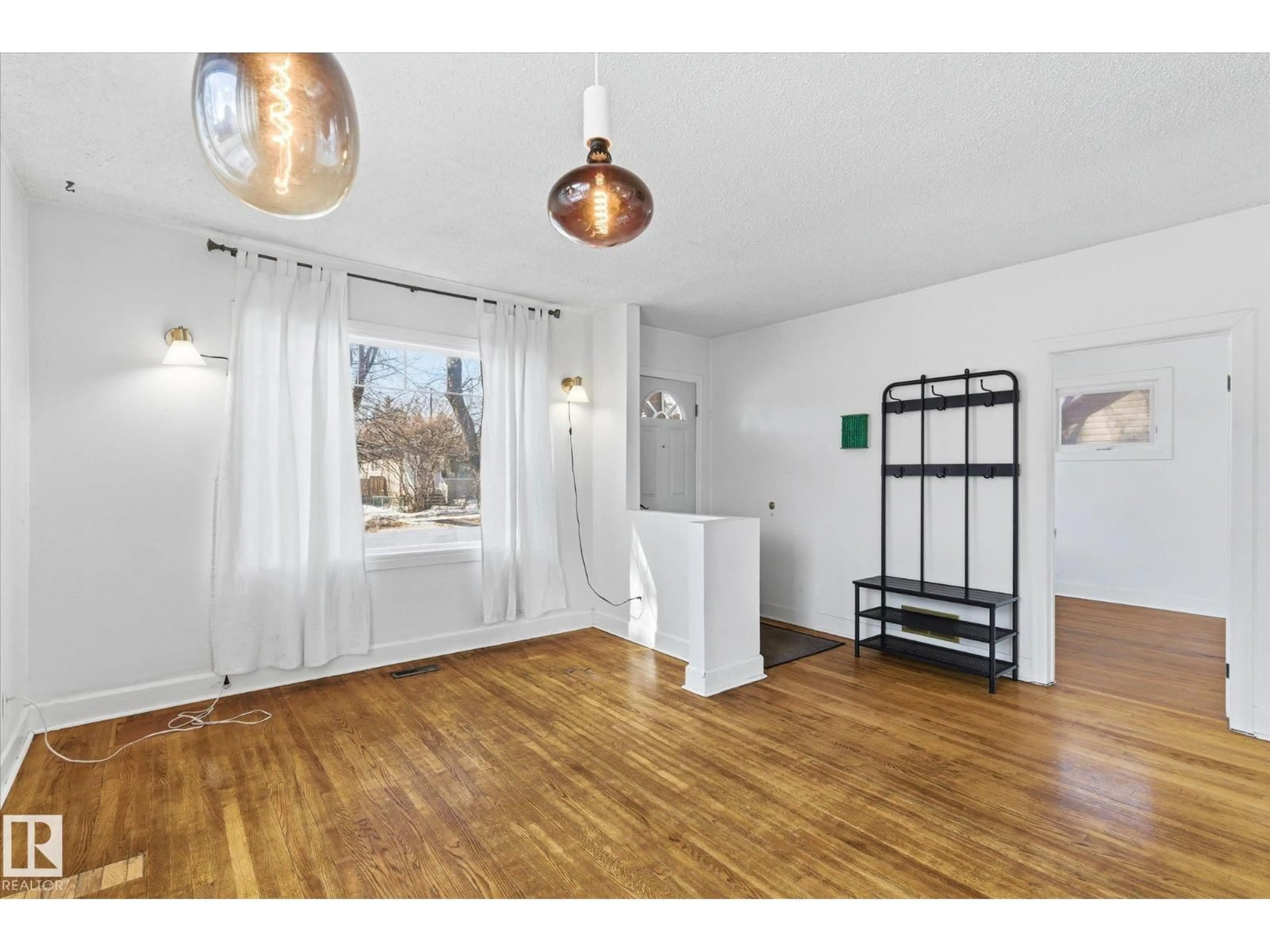 Indoor entryway for 12821 122 ST, Edmonton Alberta T5L0E6