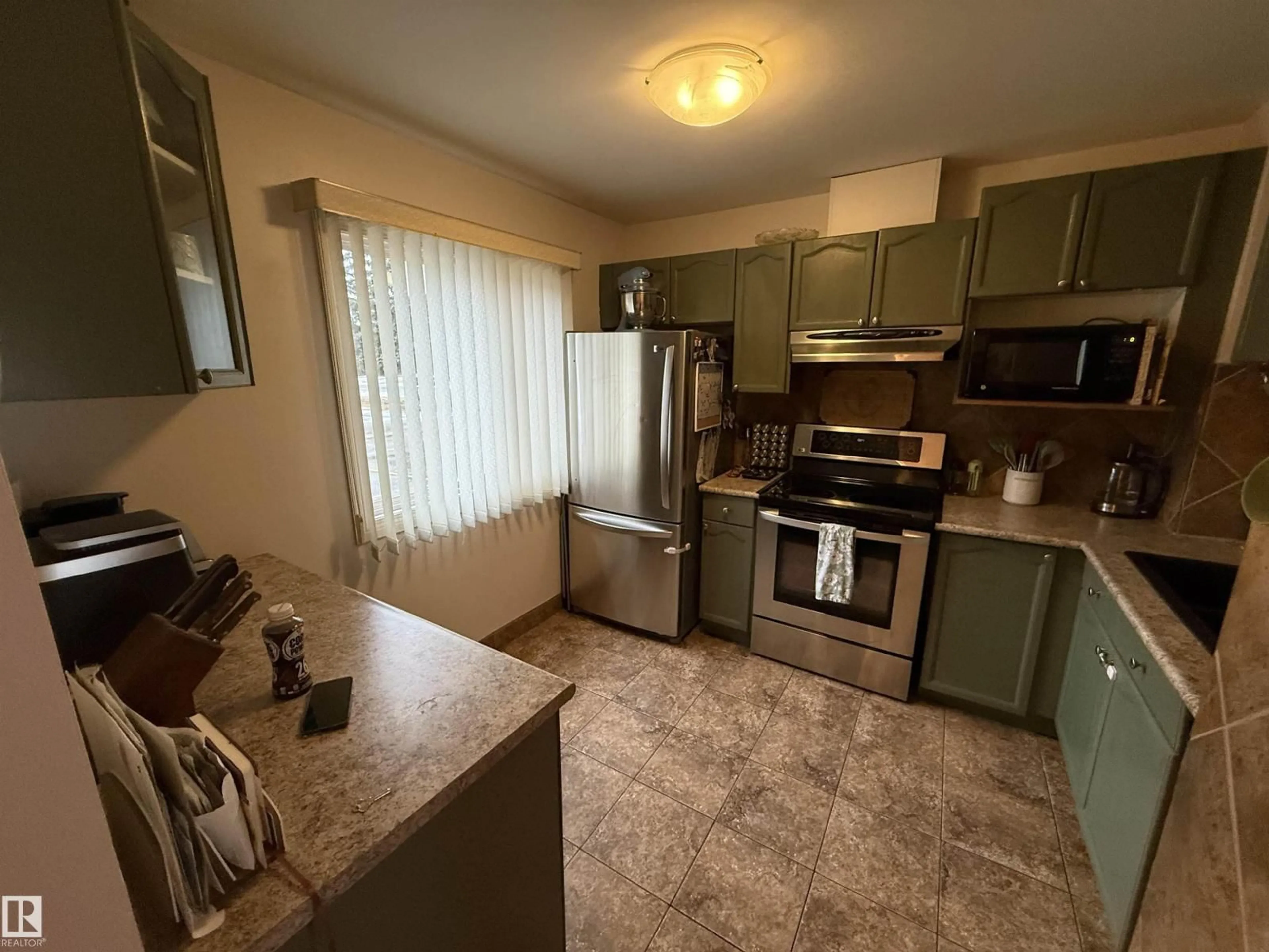 Standard kitchen, unknown for 50 - 9619 180 ST NW, Edmonton Alberta T5T4L9