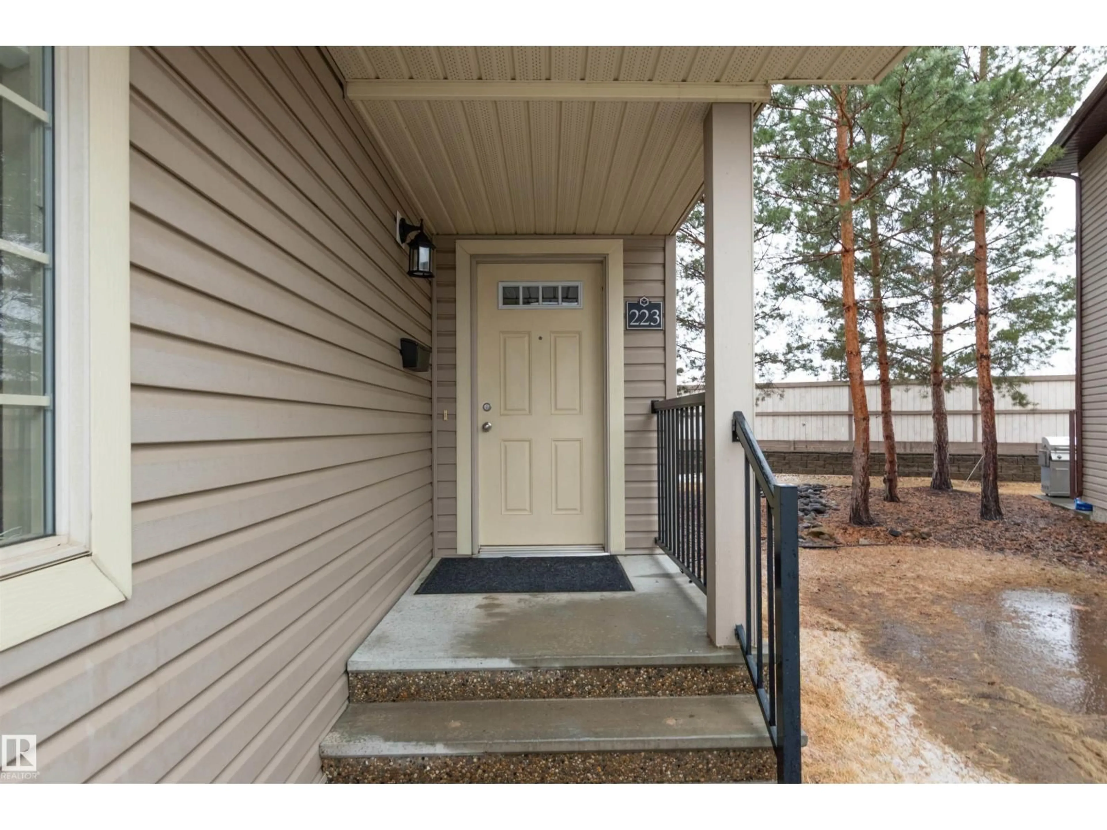 Indoor entryway for #223 - 223 SUMMERWOOD DR, Sherwood Park Alberta T8H0C5