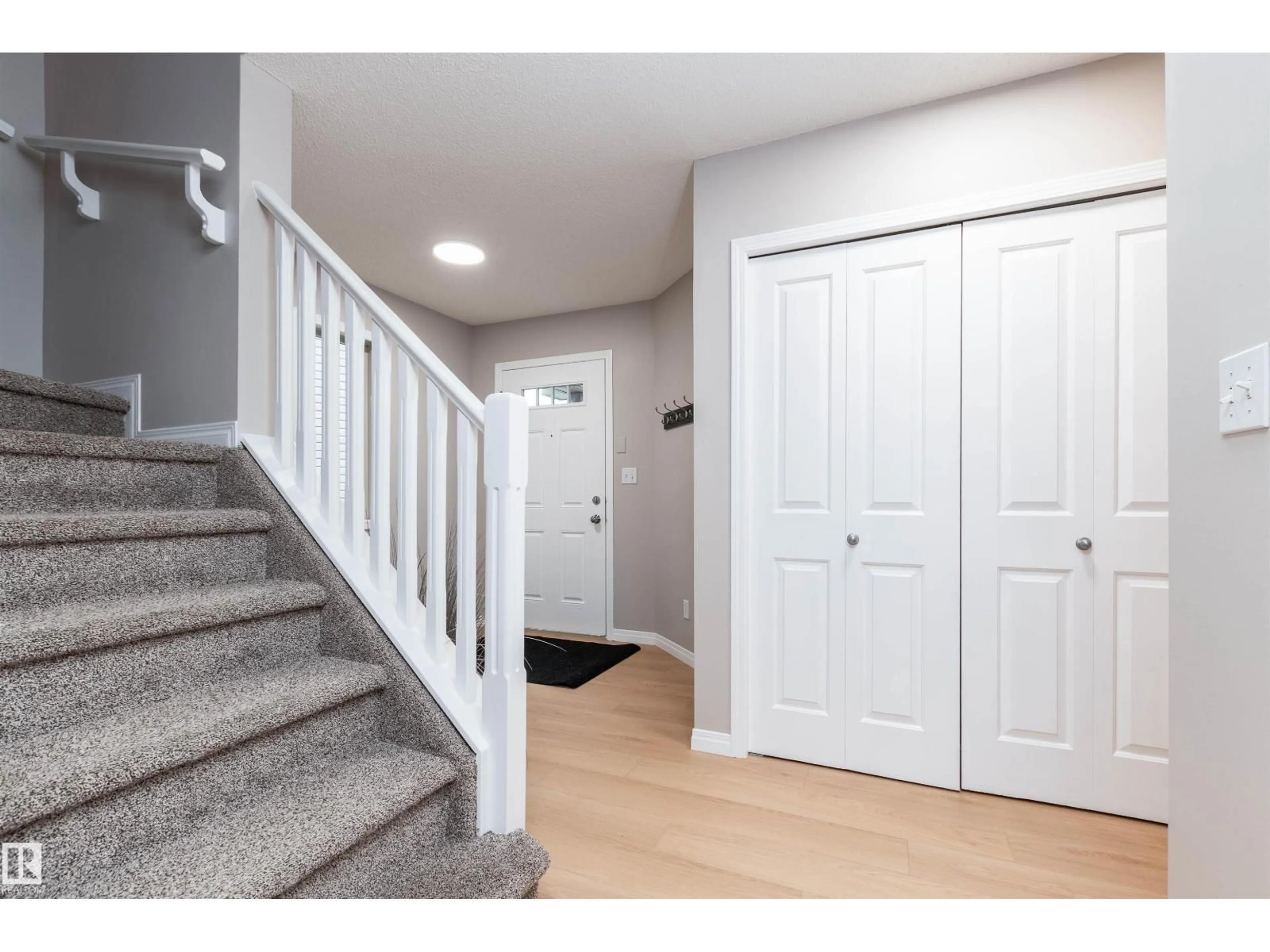 Indoor entryway for #223 - 223 SUMMERWOOD DR, Sherwood Park Alberta T8H0C5