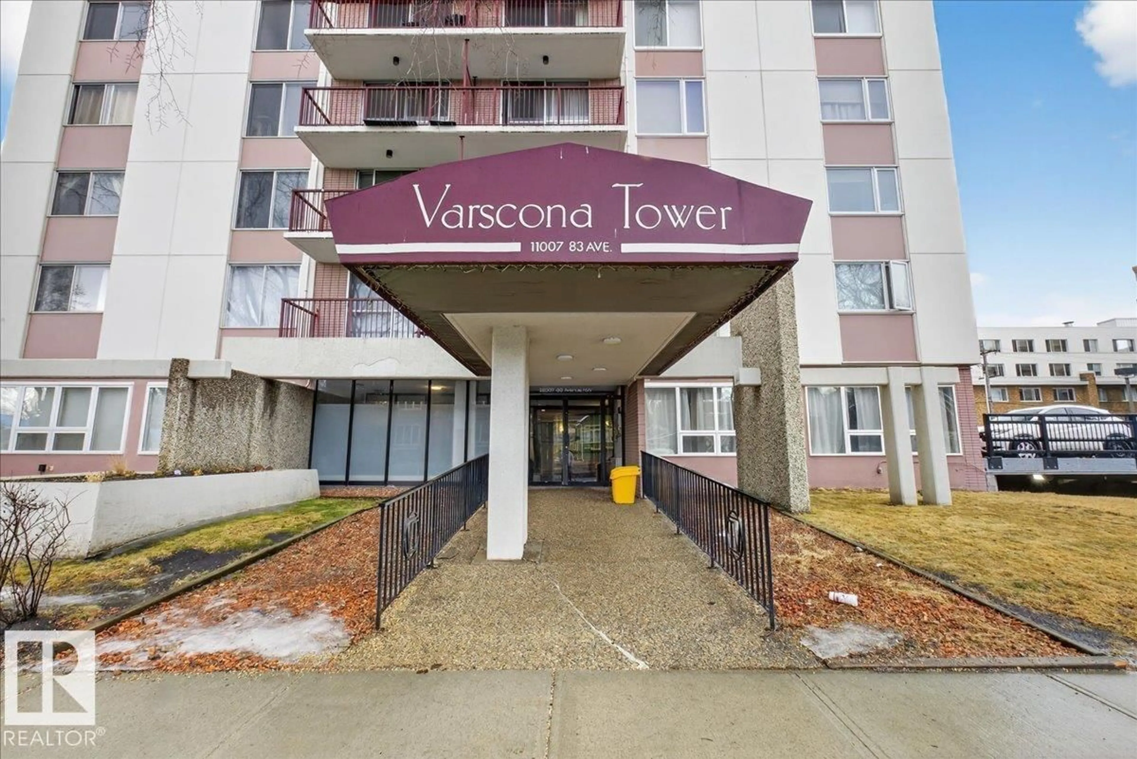 Indoor foyer for 1306 - 11007 83 AV, Edmonton Alberta T6G0T9