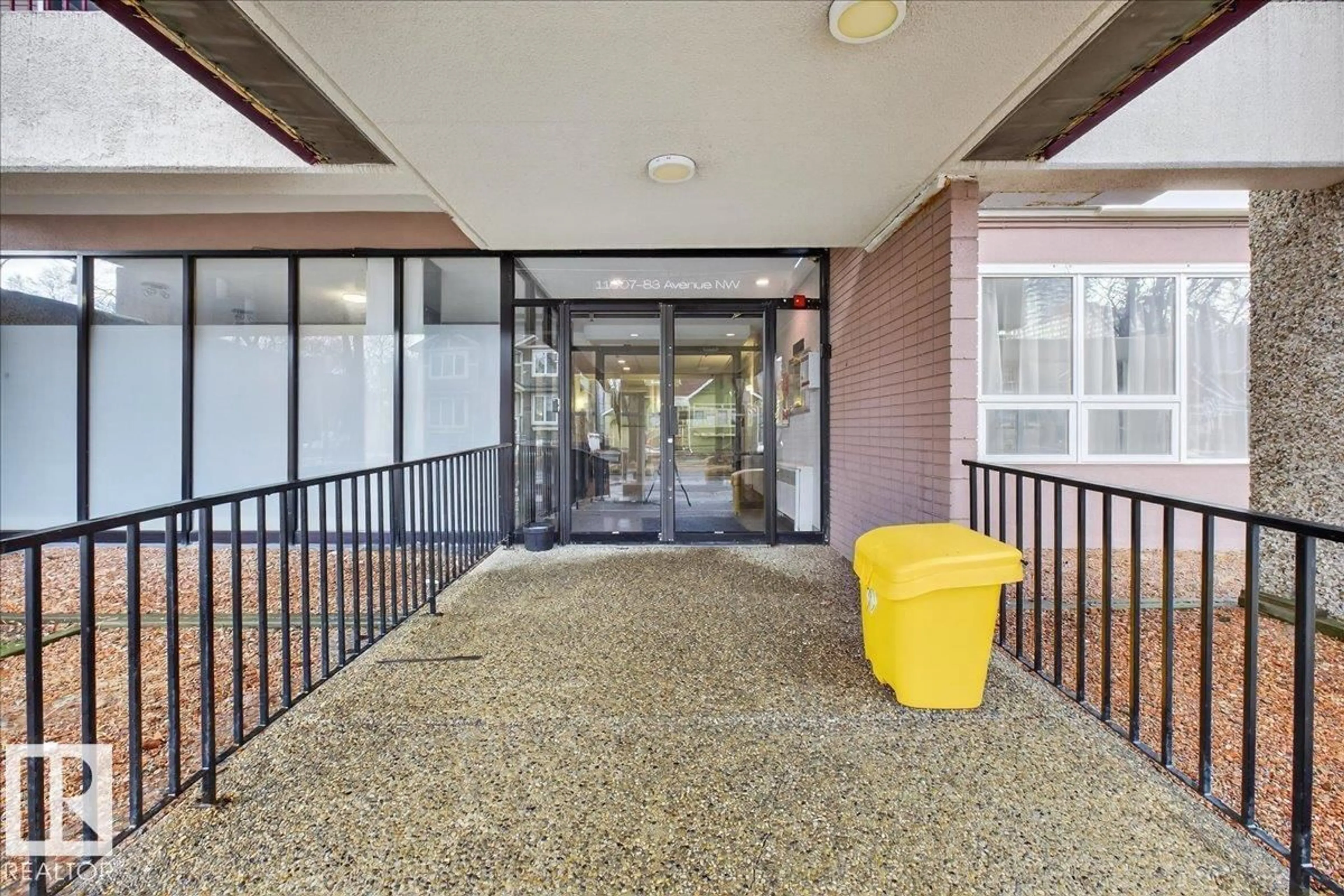 Indoor foyer for 1306 - 11007 83 AV, Edmonton Alberta T6G0T9