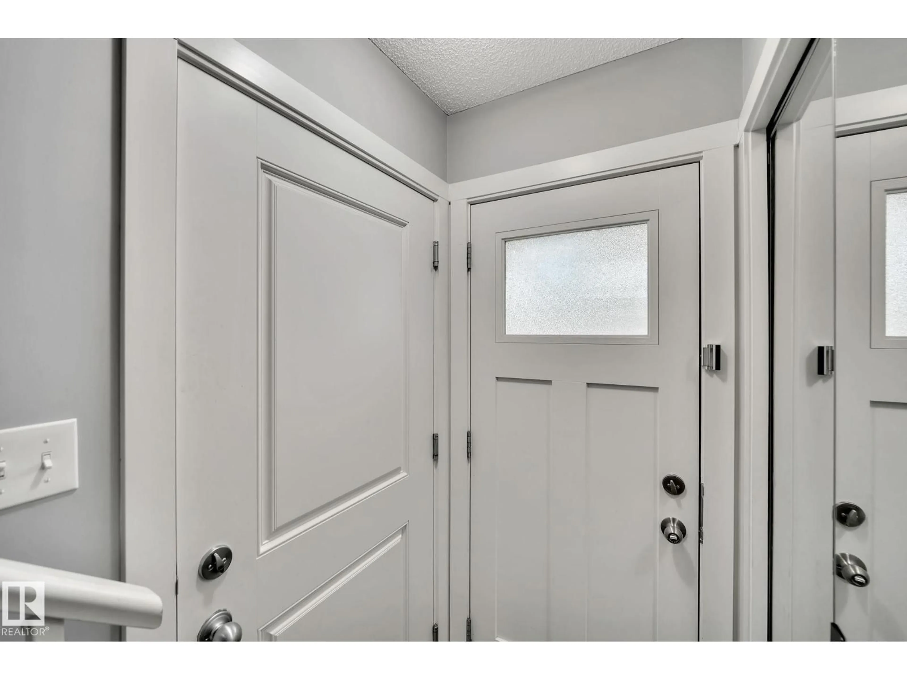 Indoor entryway for 1530 - 10 TAMARACK BV, Edmonton Alberta T6T2E6