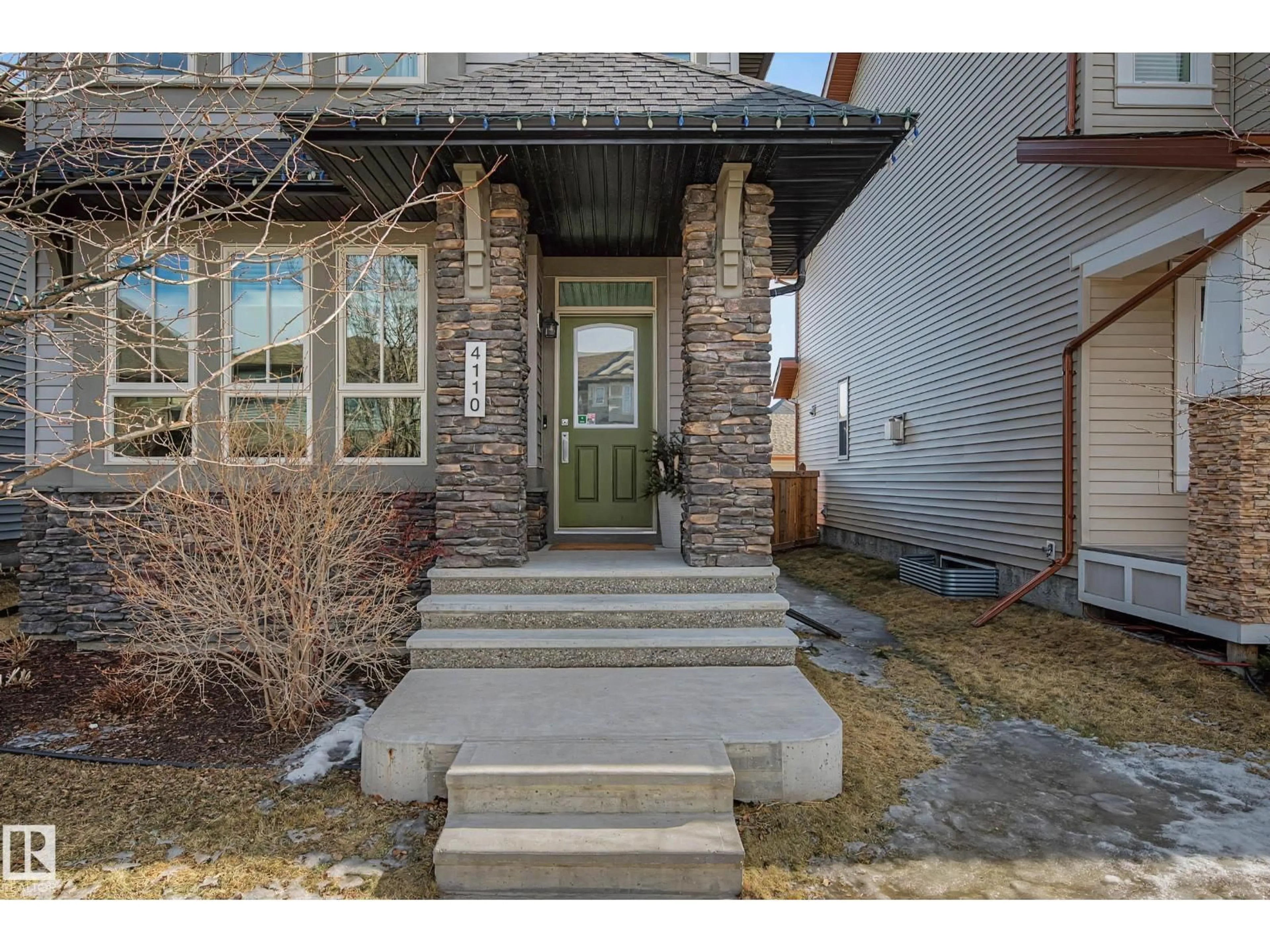 Indoor entryway for 4110 ALLAN CR, Edmonton Alberta T6W2J9