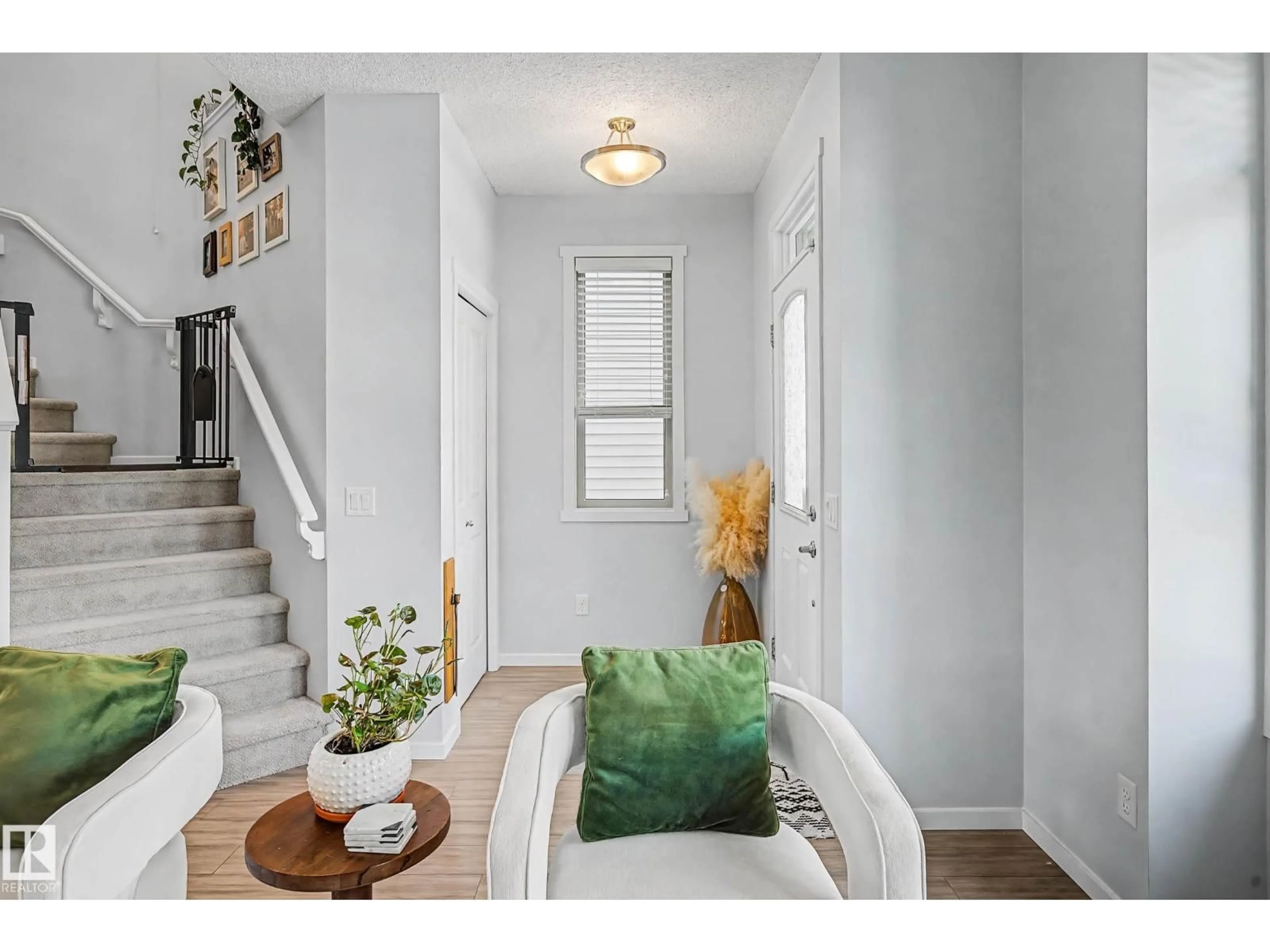 Indoor entryway for 4110 ALLAN CR, Edmonton Alberta T6W2J9