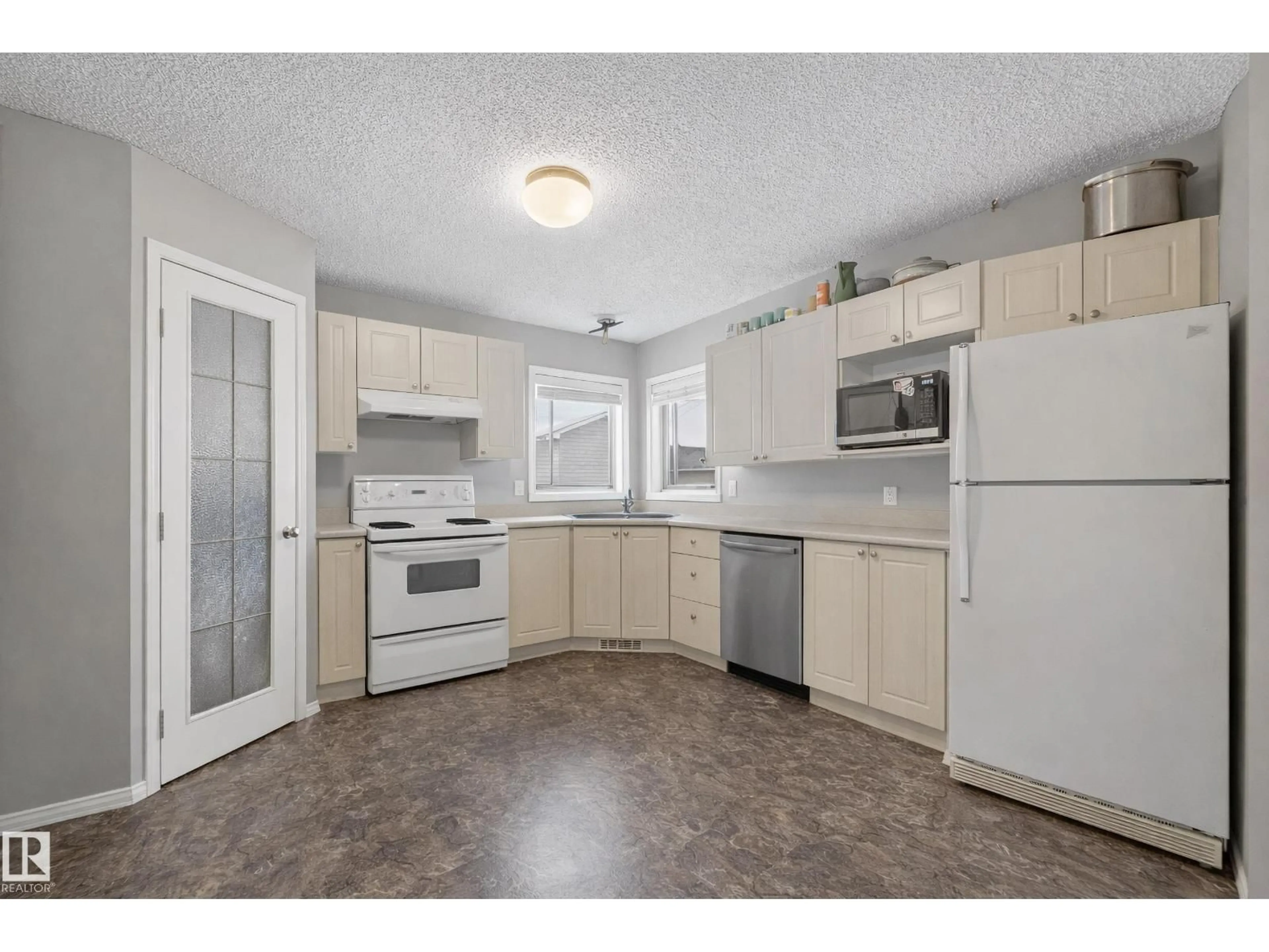 Standard kitchen, unknown for 8109 85 ST, Edmonton Alberta T6C4S3