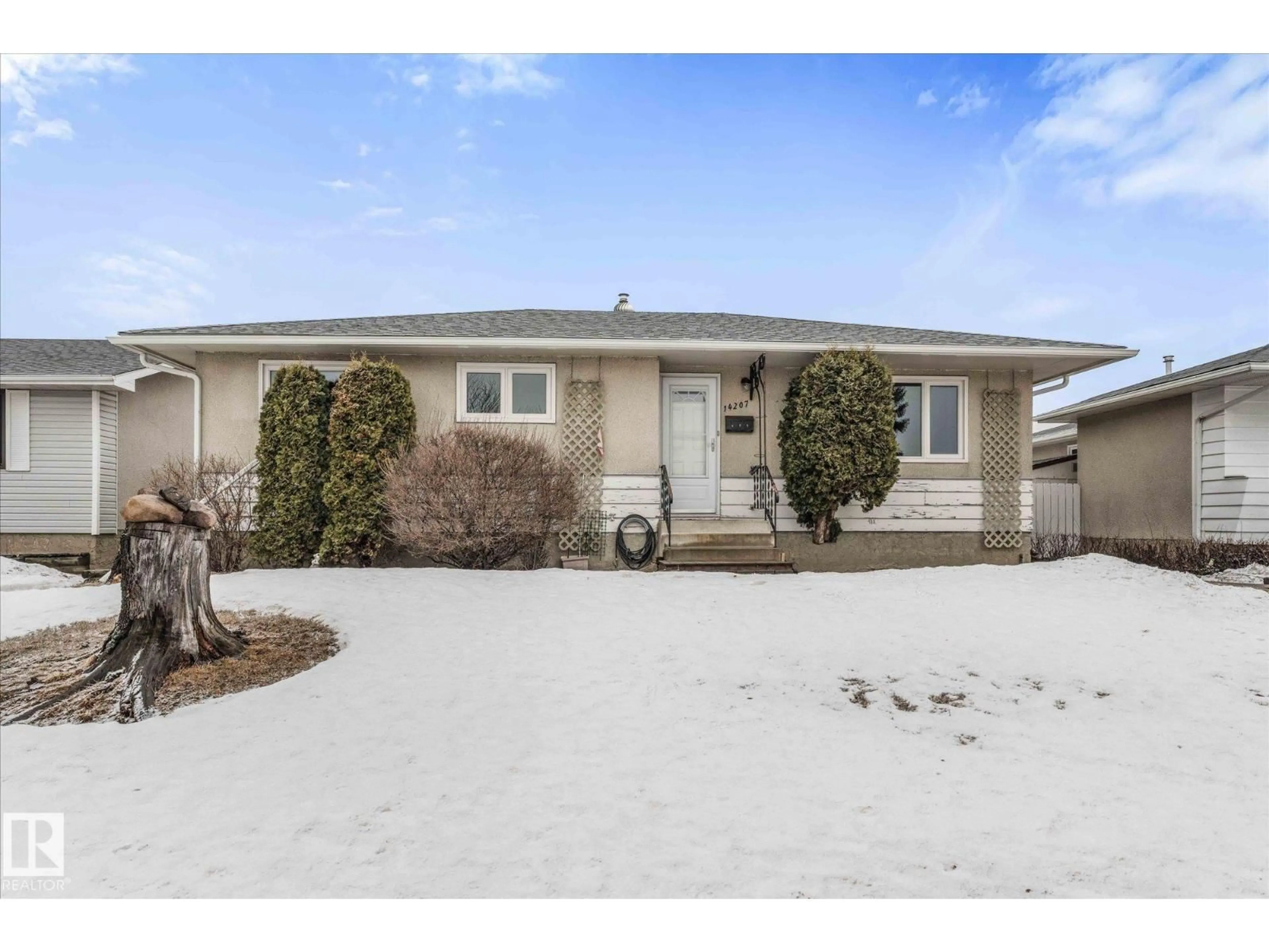 Home with vinyl exterior material, street for NW - 14207 74 ST, Edmonton Alberta T5C0Y1