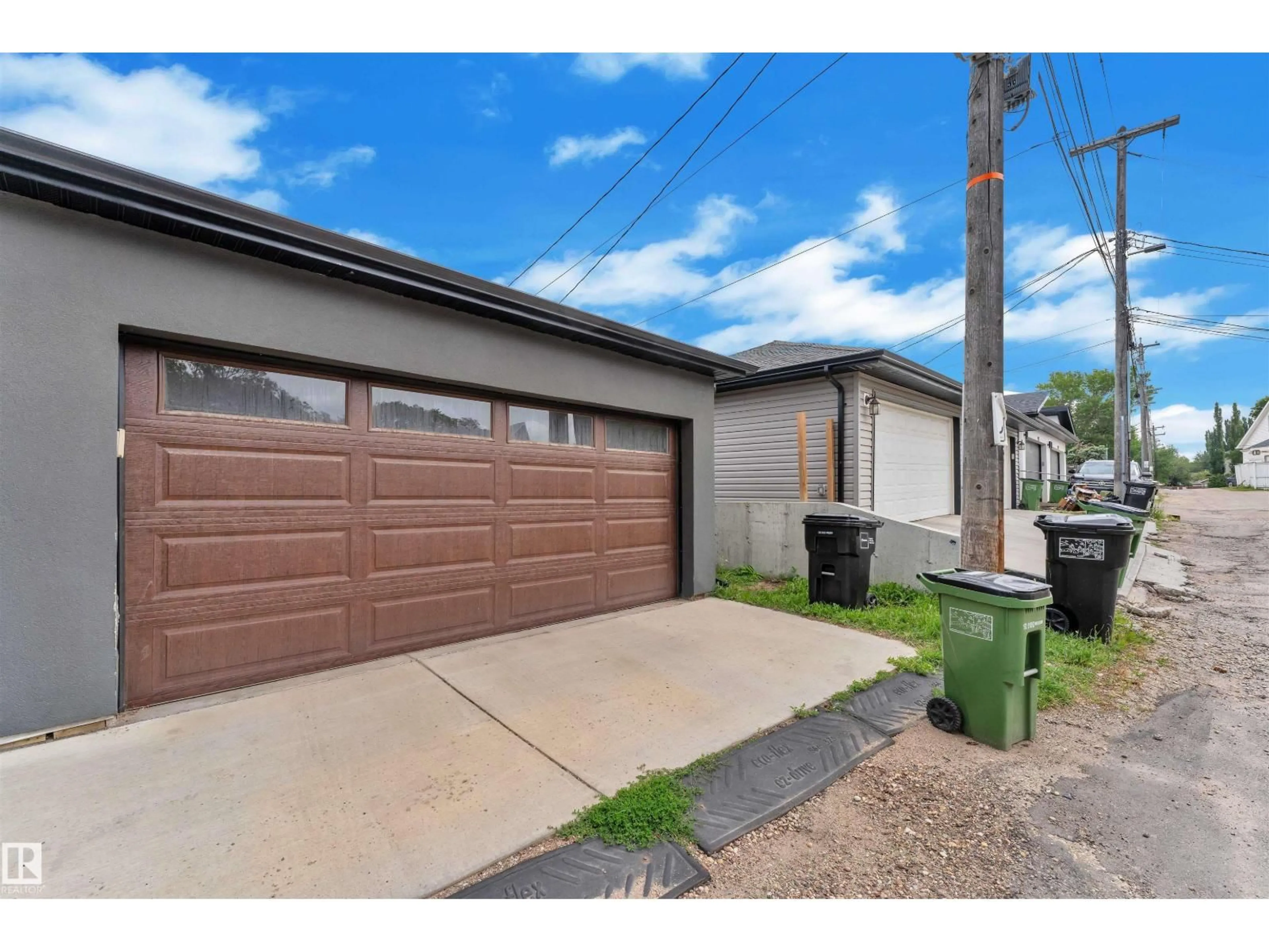 Indoor garage for 9327 CONNORS RD, Edmonton Alberta T6C4B9