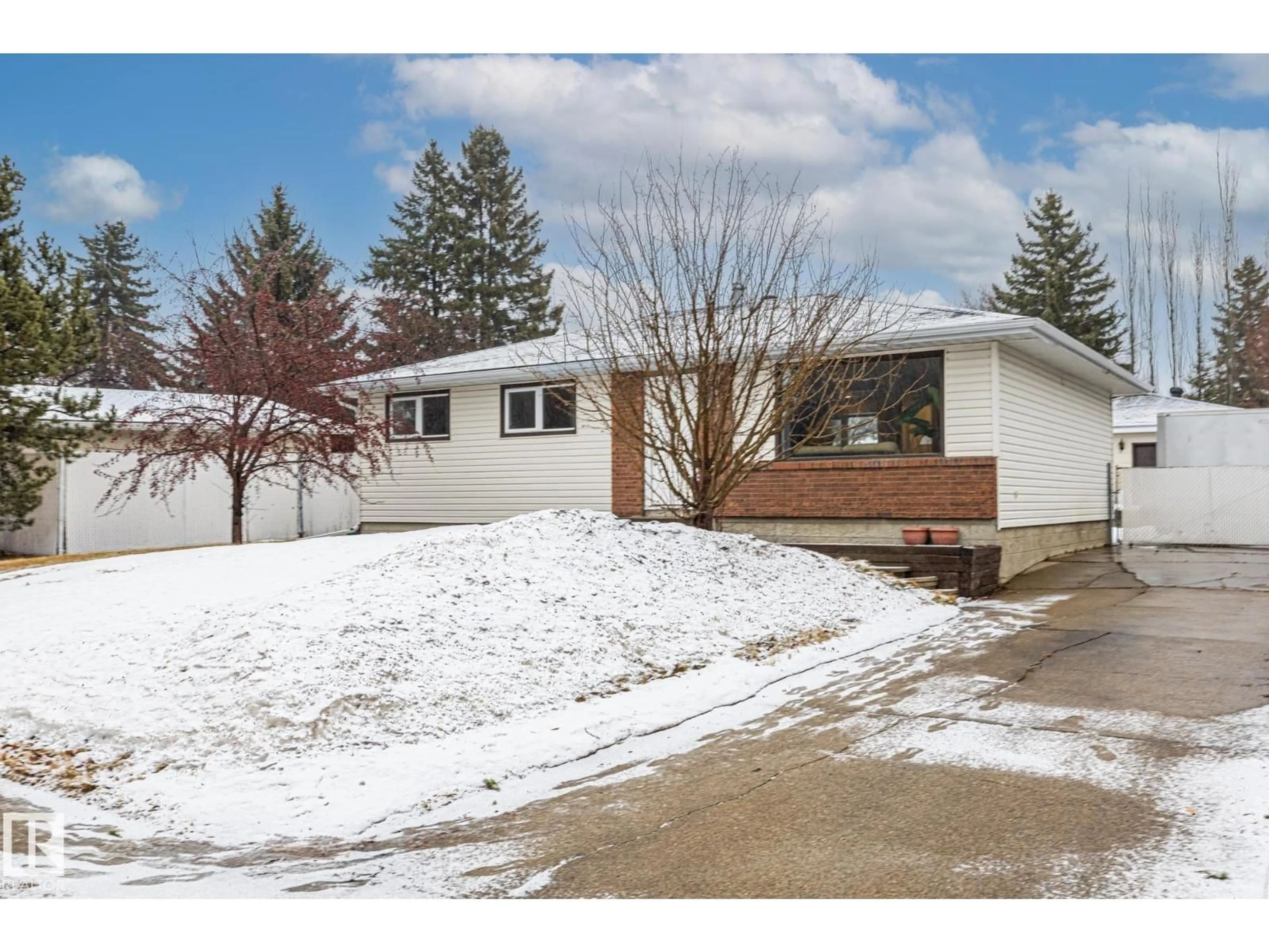 Unknown for 4 GILMORE AV, Sherwood Park Alberta T8A2X8