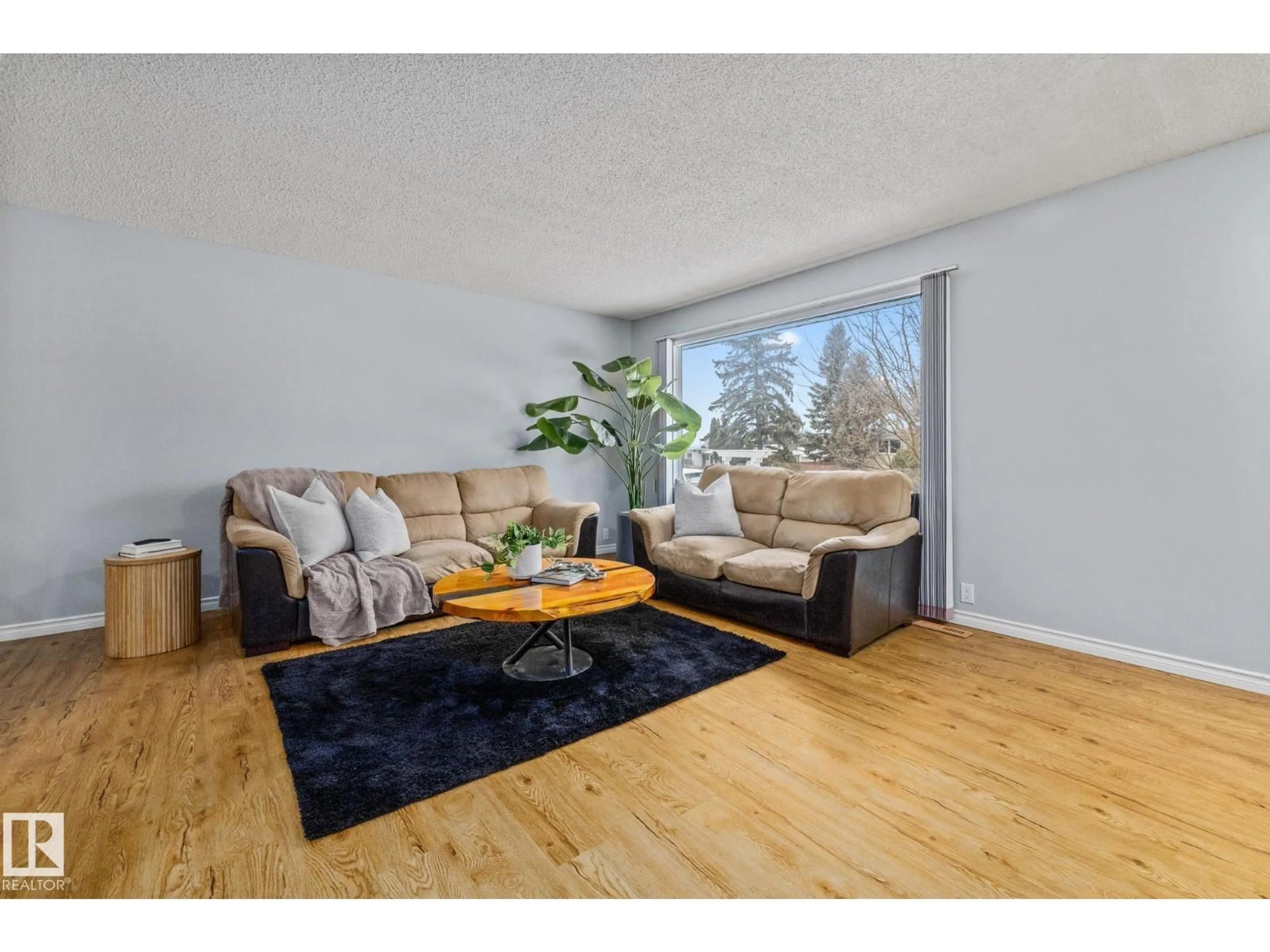 Living room with furniture, wood/laminate floor for 4 GILMORE AV, Sherwood Park Alberta T8A2X8