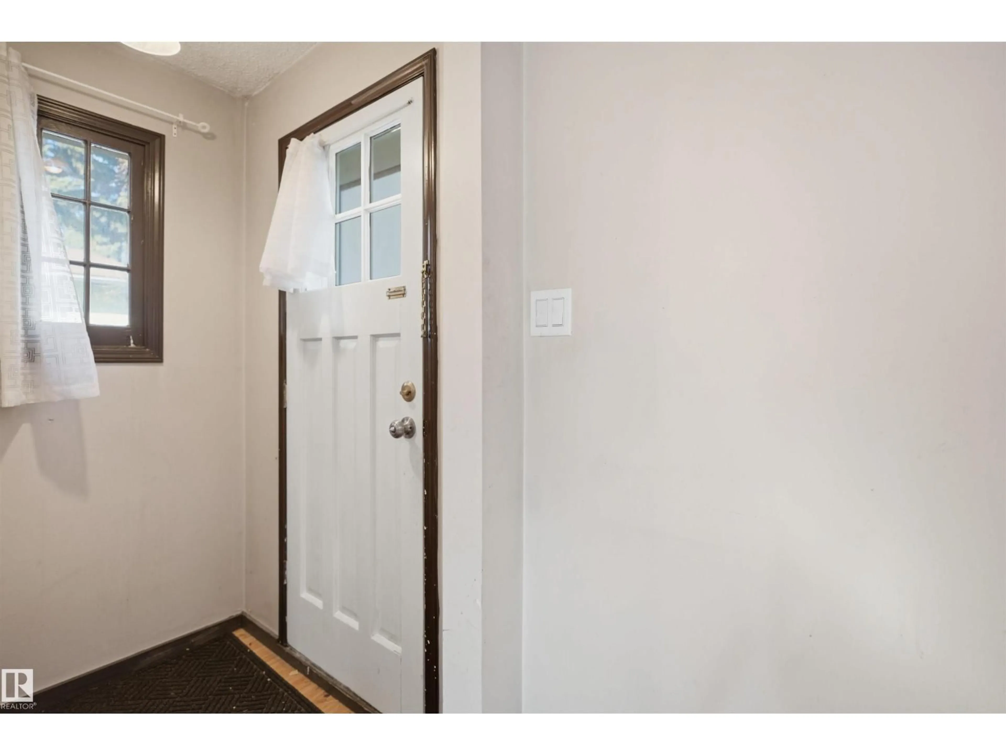 Indoor entryway for 12834 123 STREET, Edmonton Alberta T5L0J3