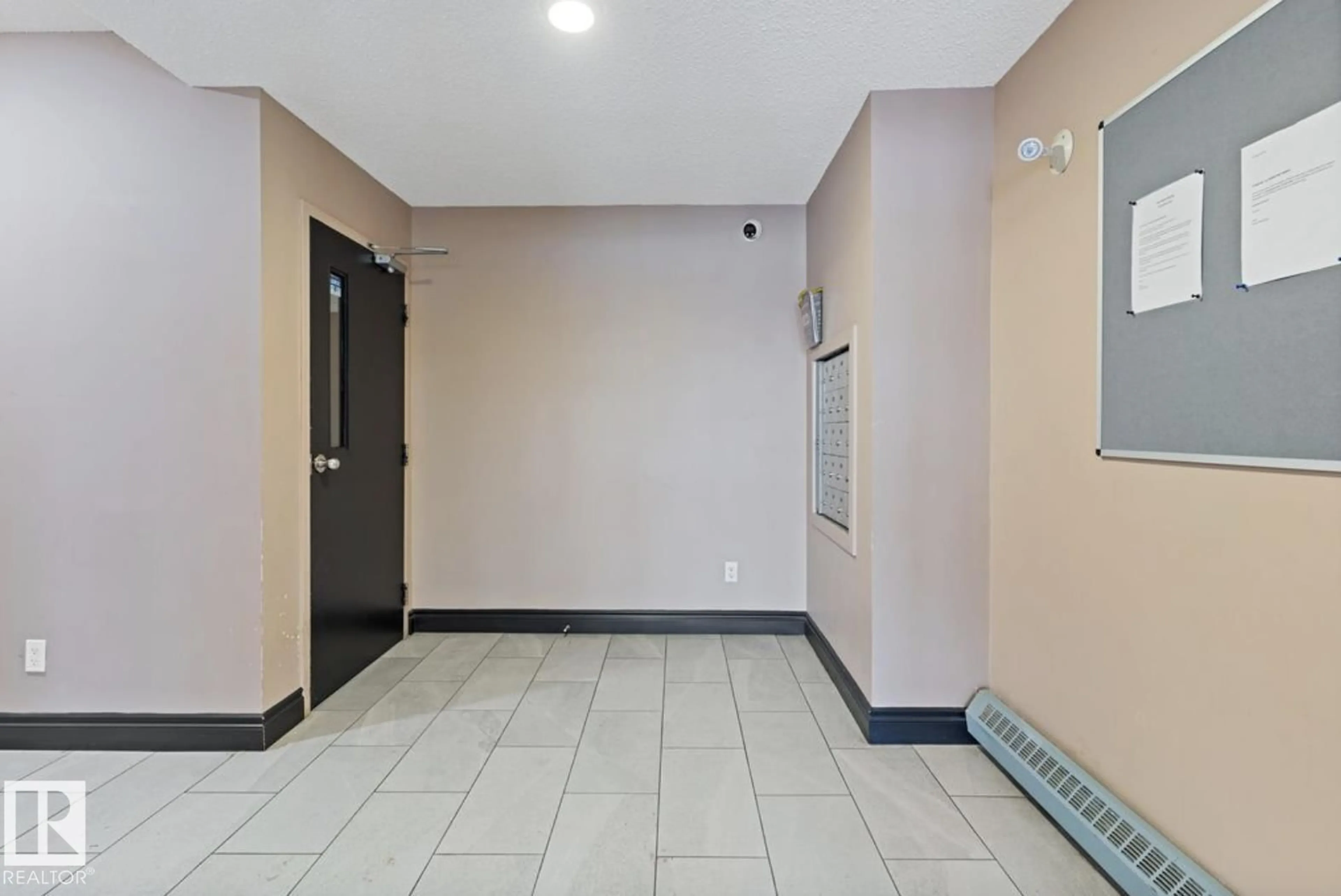 Indoor foyer for #103 - 12110 119 AVE NW, Edmonton Alberta T5L5G9