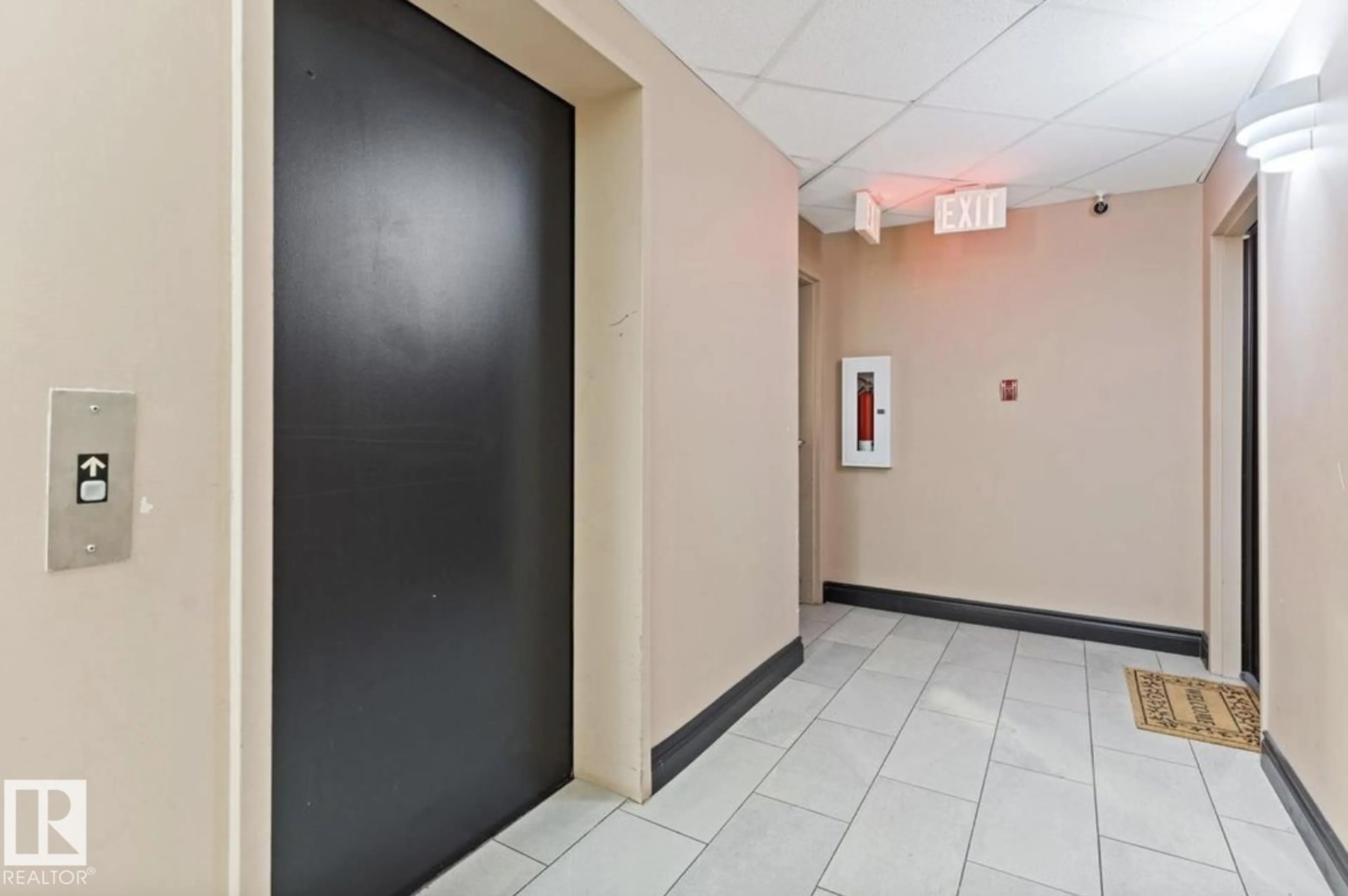 Indoor foyer for #103 - 12110 119 AVE NW, Edmonton Alberta T5L5G9
