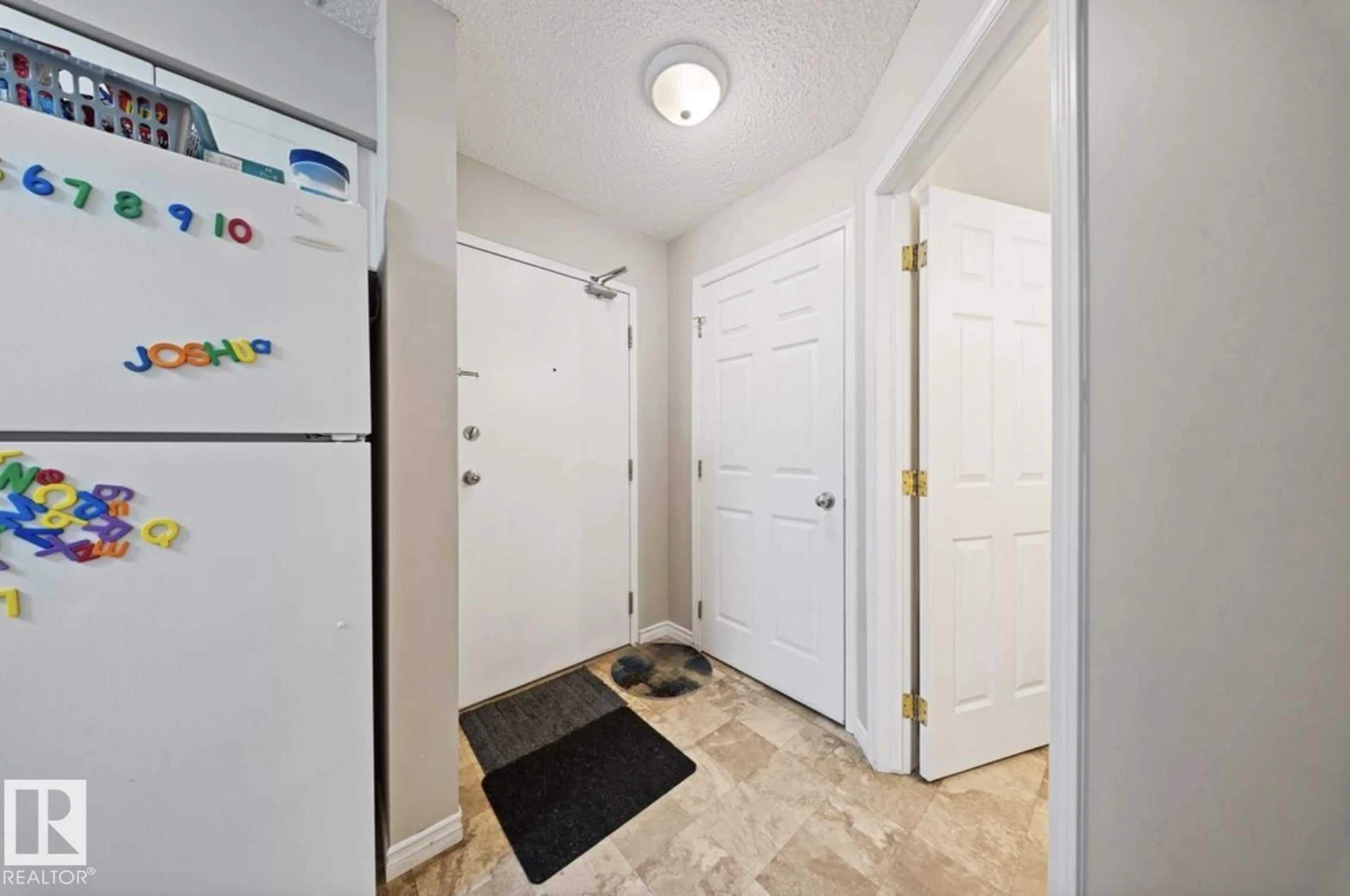 Indoor entryway for #103 - 12110 119 AVE NW, Edmonton Alberta T5L5G9