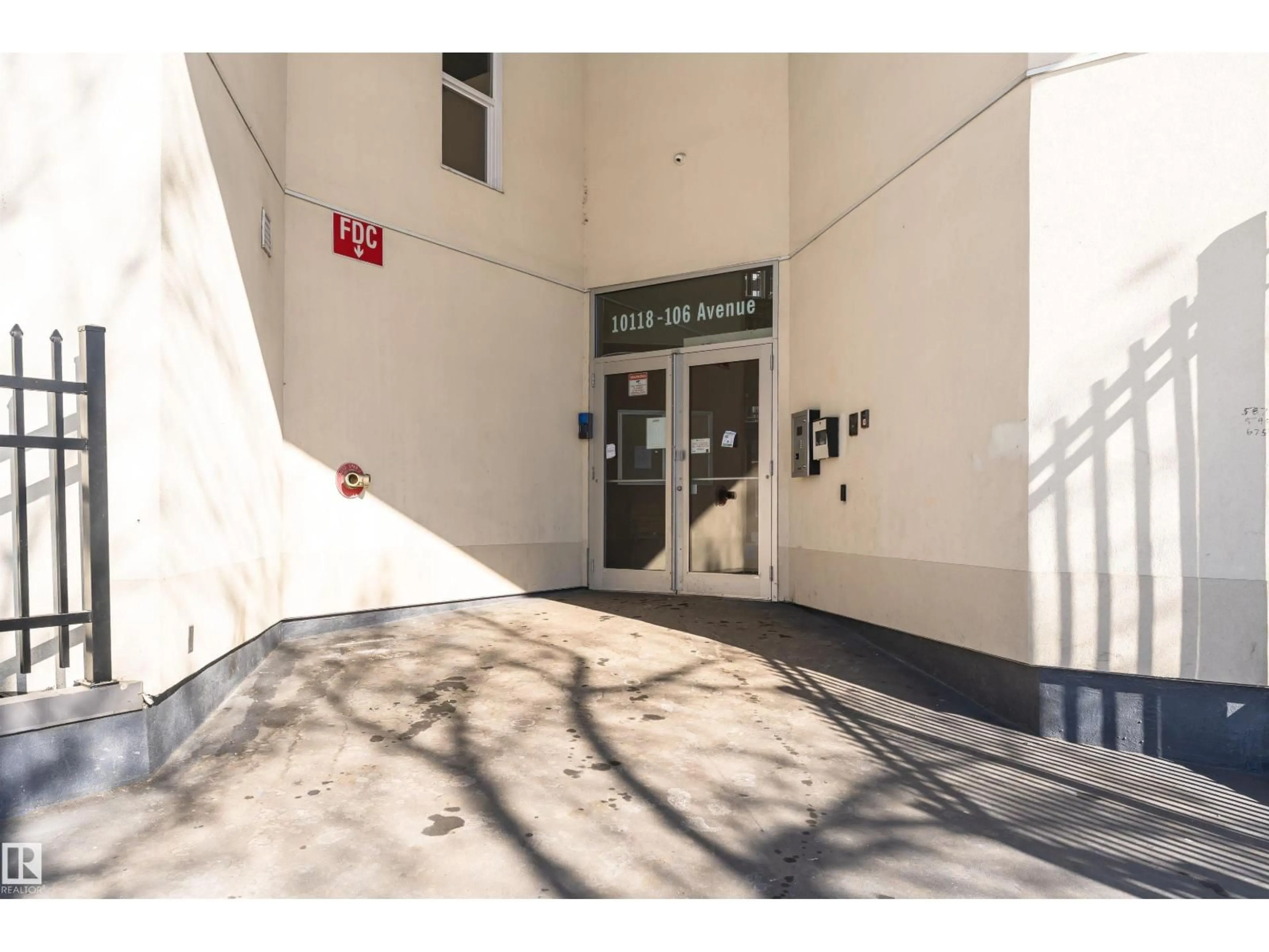 Indoor foyer for #107 - 10118 106 AV, Edmonton Alberta T5H0B8