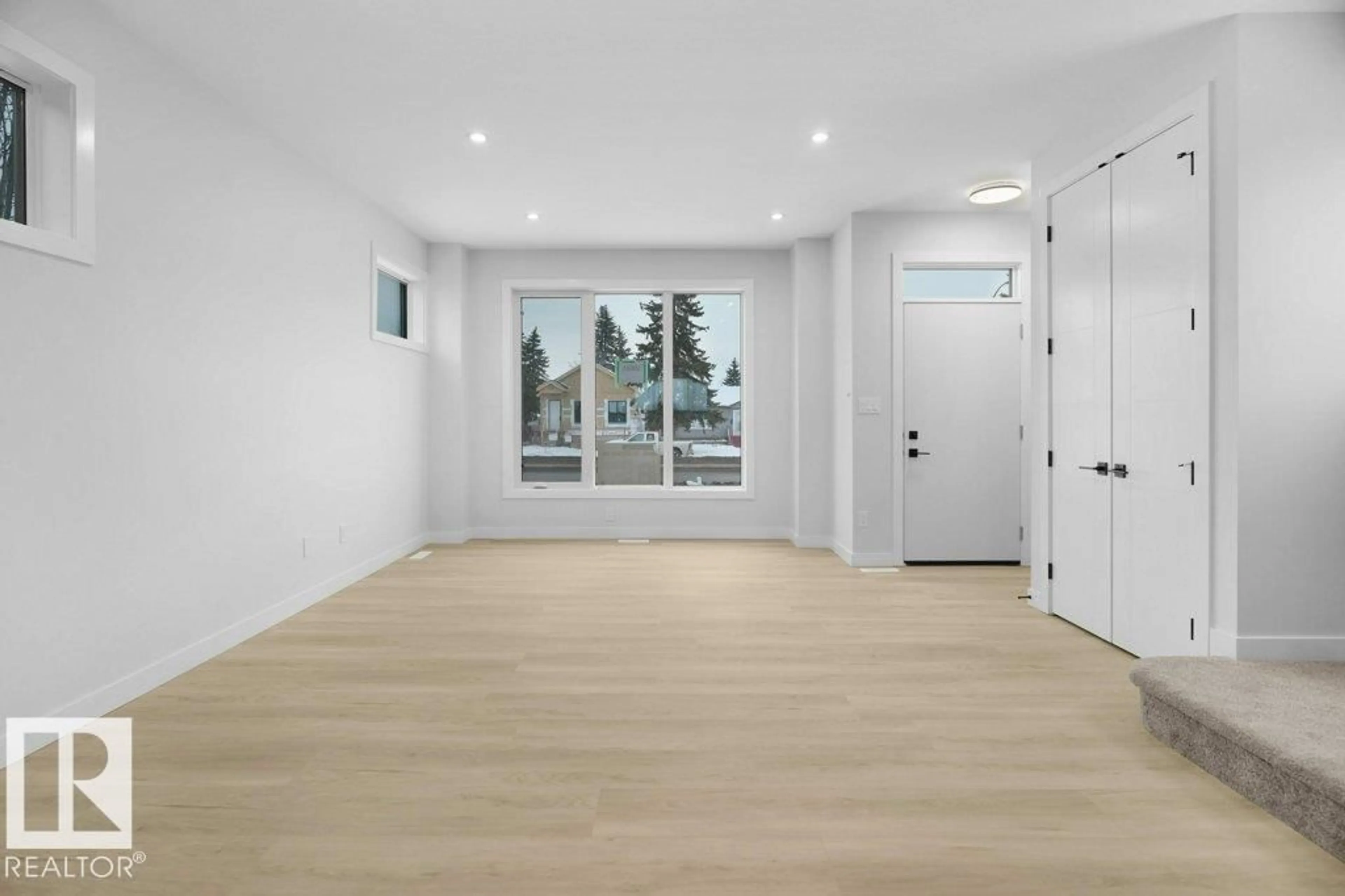 Indoor entryway for 10663 61 AV, Edmonton Alberta T6H1L8